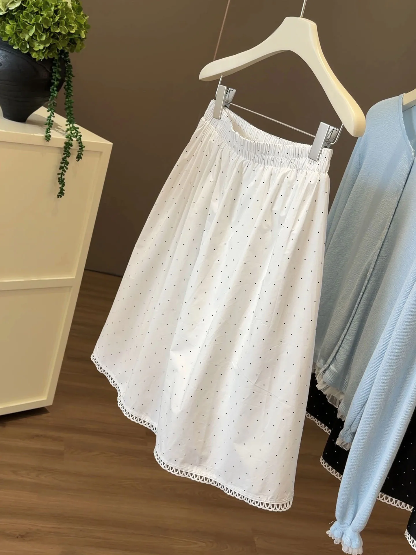 Women's Minimaliam White Polka Dot Midi Skirt Elastic New High Waist Hollow Out Lace Trim A-line Skirt Casual 2026 Summer Skirt
Women's Minimaliam White Polka Dot Midi Skirt Elastic New High Waist Hollow Out Lace Trim A-line Skirt Casual 2026 Summer Skirt