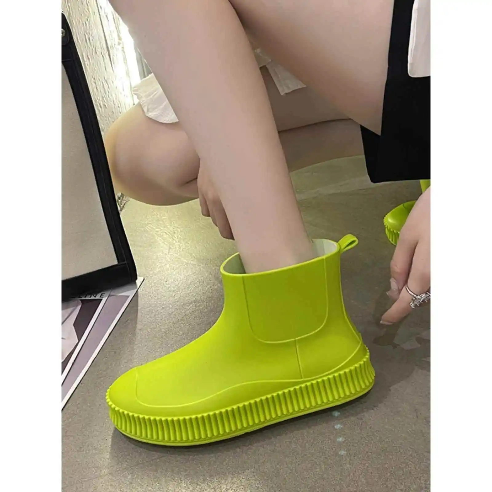 Модные короткие резиновые сапоги для женщин, нескользящие, водонепроницаемые, низкие, для кухни, мойки автомобилей, из ПВХ, летний сезон
Модные короткие резиновые сапоги для женщин, нескользящие, водонепроницаемые, низкие, для кухни, мойки автомобилей, из ПВХ, летний сезон