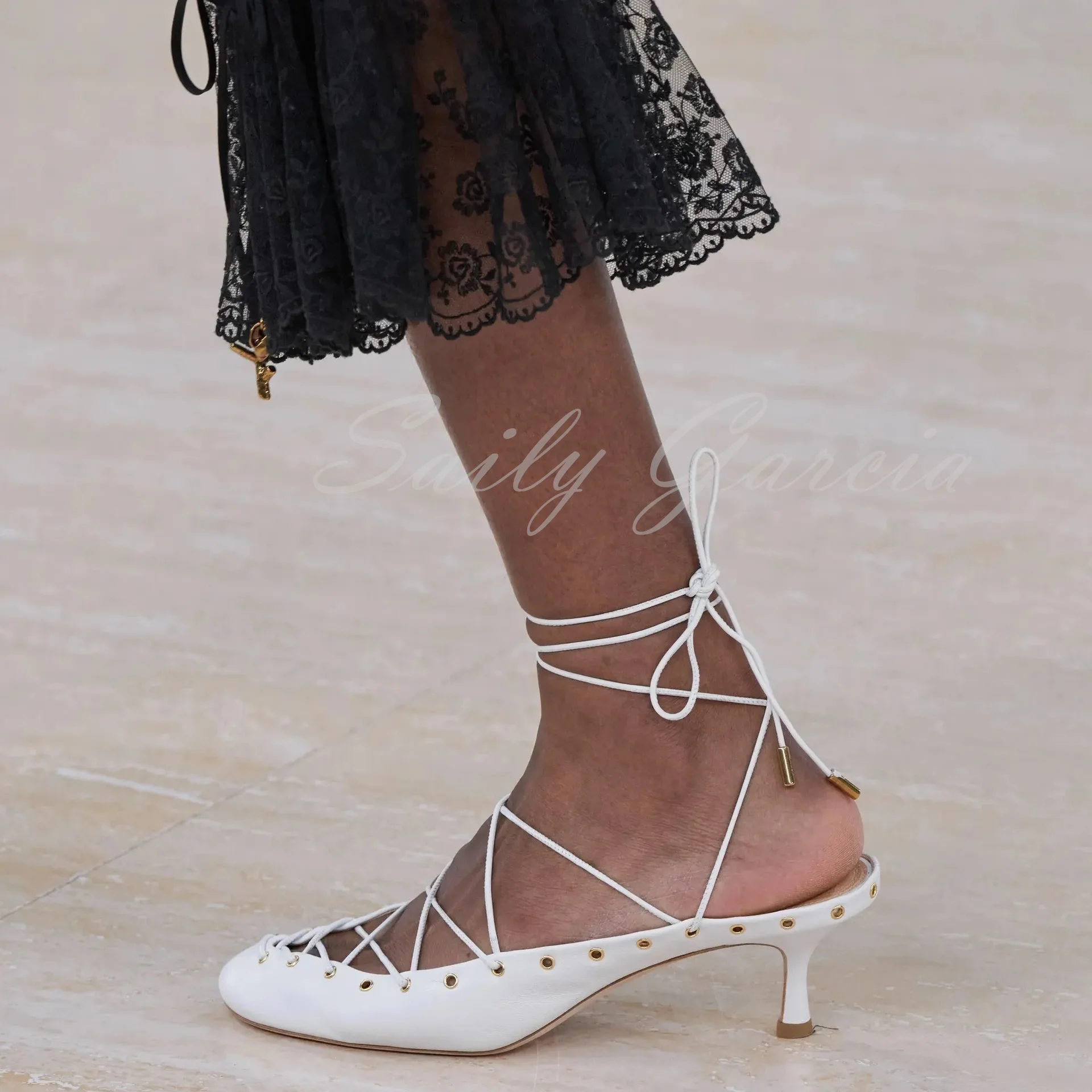 White Leather High Heel Pumps Women Round Toe Front Lace-Up Retro Solid Color Slingback Strap Hollow Out Roman Flat Sandals
White Leather High Heel Pumps Women Round Toe Front Lace-Up Retro Solid Color Slingback Strap Hollow Out Roman Flat Sandals