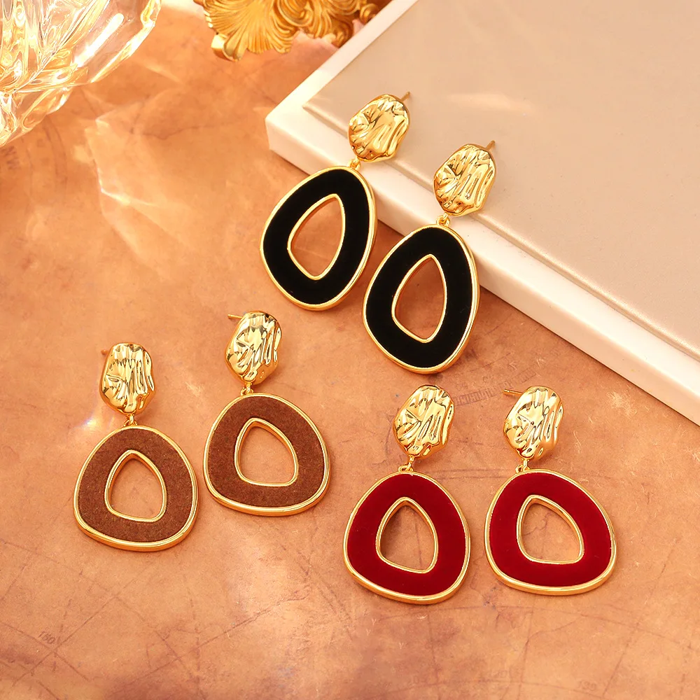 Fashionable and exquisite retro light luxury geometric personality earrings irregular earrings versatile commuting earrings
Fashionable and exquisite retro light luxury geometric personality earrings irregular earrings versatile commuting earrings