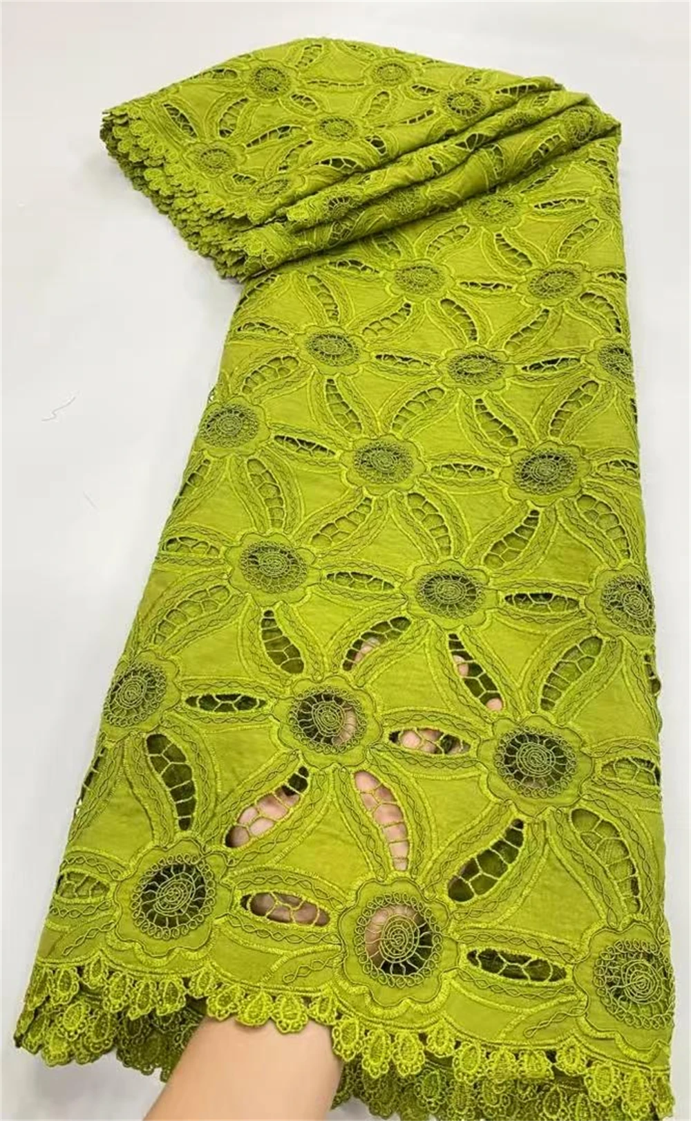 Высококачественная африканская хлопчатобумажная кружевная ткань, свадебные платья, тюль с вышивкой, ткань на метр, модная нигерийская 5 ярдов
Высококачественная африканская хлопчатобумажная кружевная ткань, свадебные платья, тюль с вышивкой, ткань на метр, модная нигерийская 5 ярдов