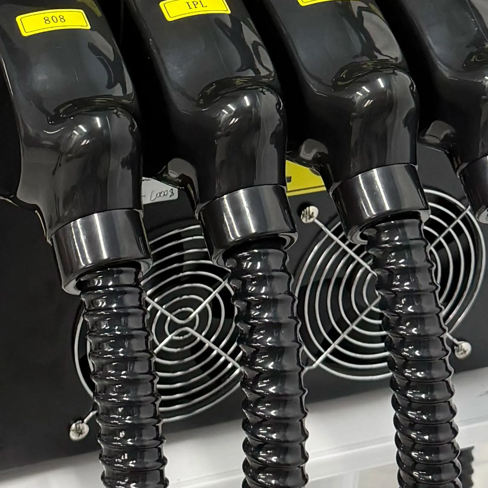 4-IN-1 High Power Laser Diode Hair Removal Machine 755/808/1064/940nm Ice Titanium Beauty Body Hair Removal Equipment
4-IN-1 High Power Laser Diode Hair Removal Machine 755/808/1064/940nm Ice Titanium Beauty Body Hair Removal Equipment