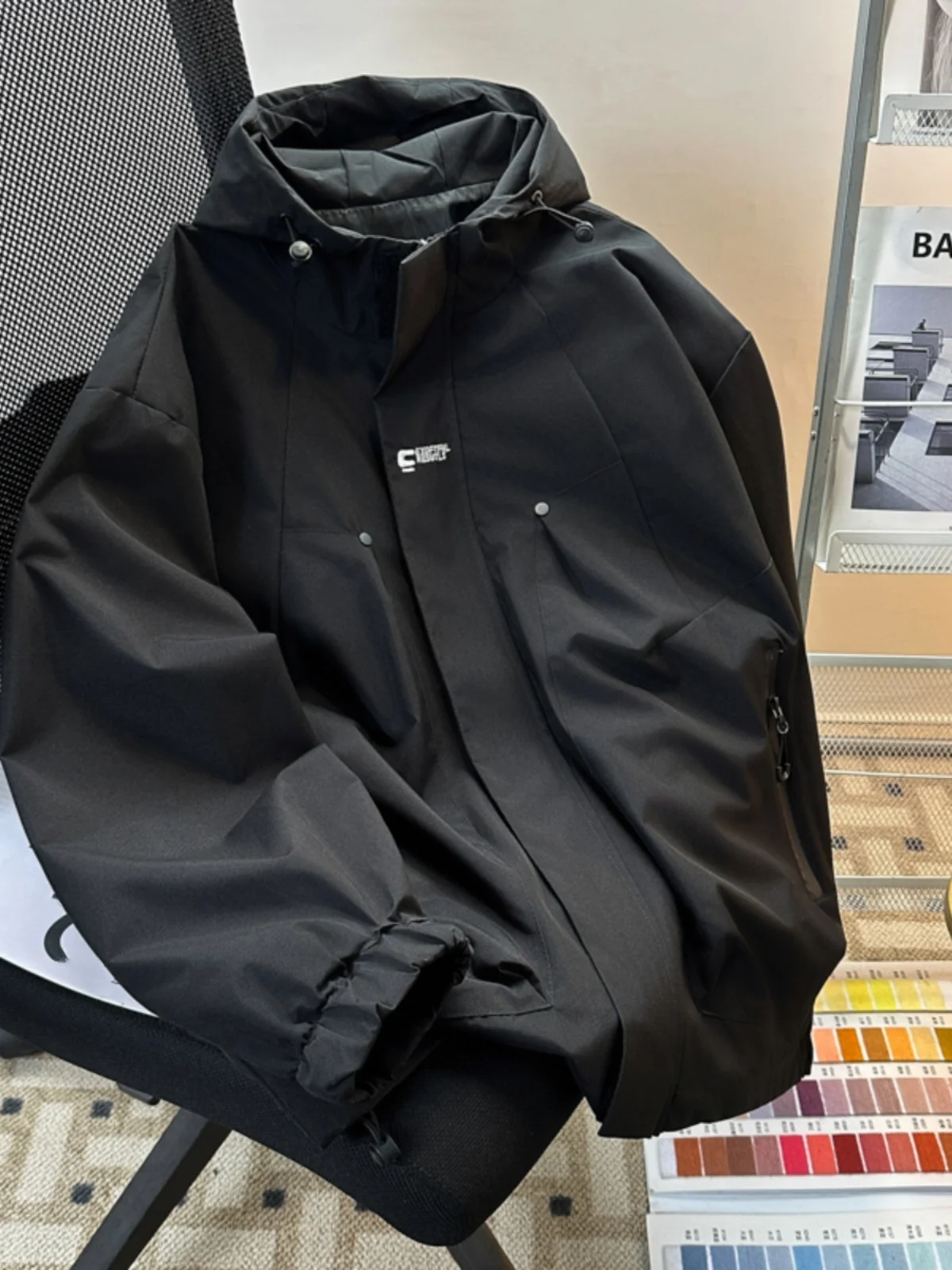 Ветрозащитная повседневная куртка свободного кроя с капюшоном для мужчин и женщин, для активного отдыха, весна-осень, модная, в американском стиле...
Ветрозащитная повседневная куртка свободного кроя с капюшоном для мужчин и женщин, для активного отдыха, весна-осень, модная, в американском стиле...