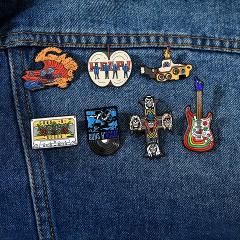 7 Stilleri Hip Hop Gun Roses Tema Emaye Broş Kafatası Çapraz Gitar Bant Şekilli Müzik Pimleri