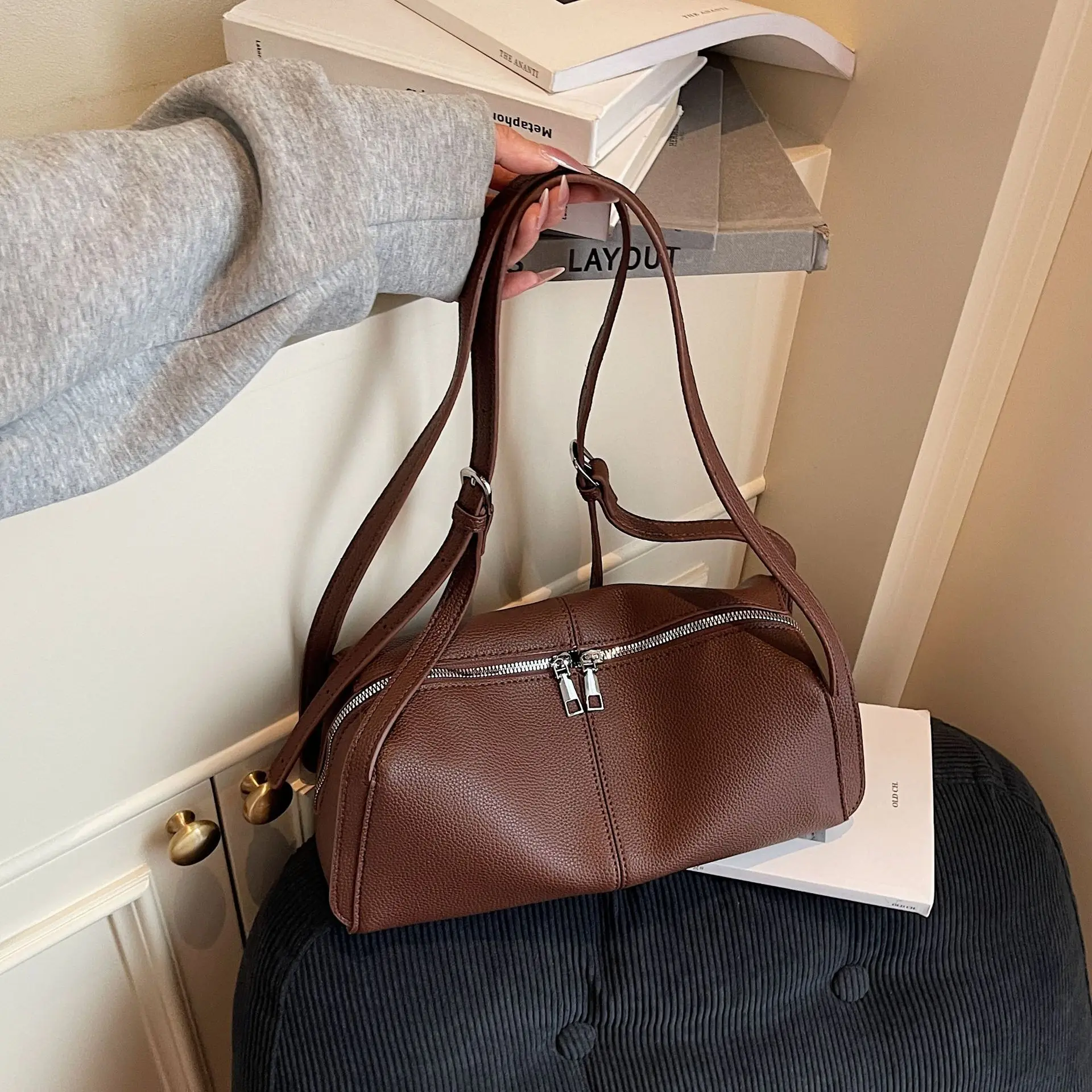 2025 Vintage Shoulder Bag, Minimalist Boston Purse for Women, Chic Pillow Crossbody, Casual Day to Night Tote, Textured Sling
2025 Vintage Shoulder Bag, Minimalist Boston Purse for Women, Chic Pillow Crossbody, Casual Day to Night Tote, Textured Sling