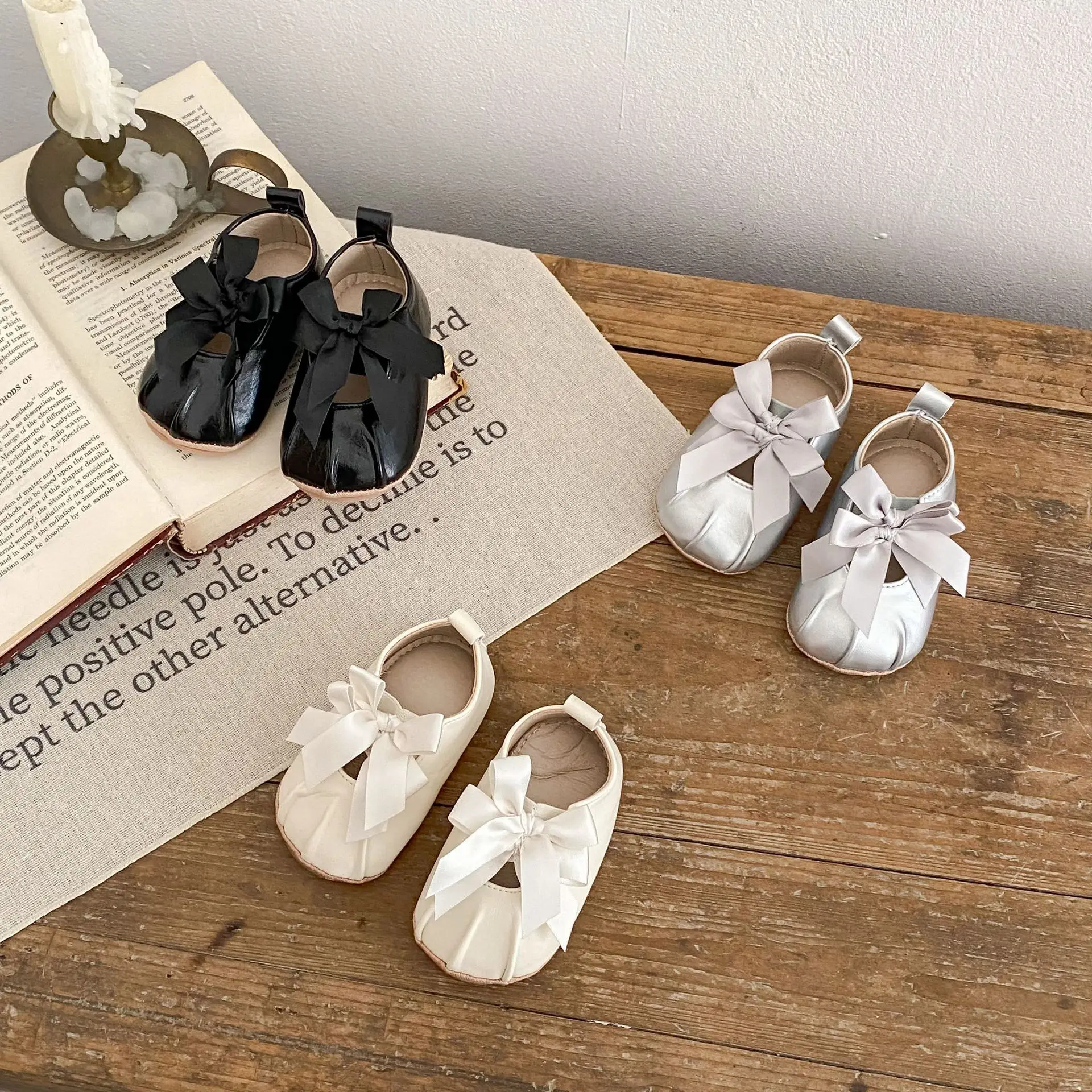 2025 Baby Girl Shiny PU Leather Shoes Ribbon Bow Design Mary Janes Soft Sole First Walkers 0-18 Months
2025 Baby Girl Shiny PU Leather Shoes Ribbon Bow Design Mary Janes Soft Sole First Walkers 0-18 Months
