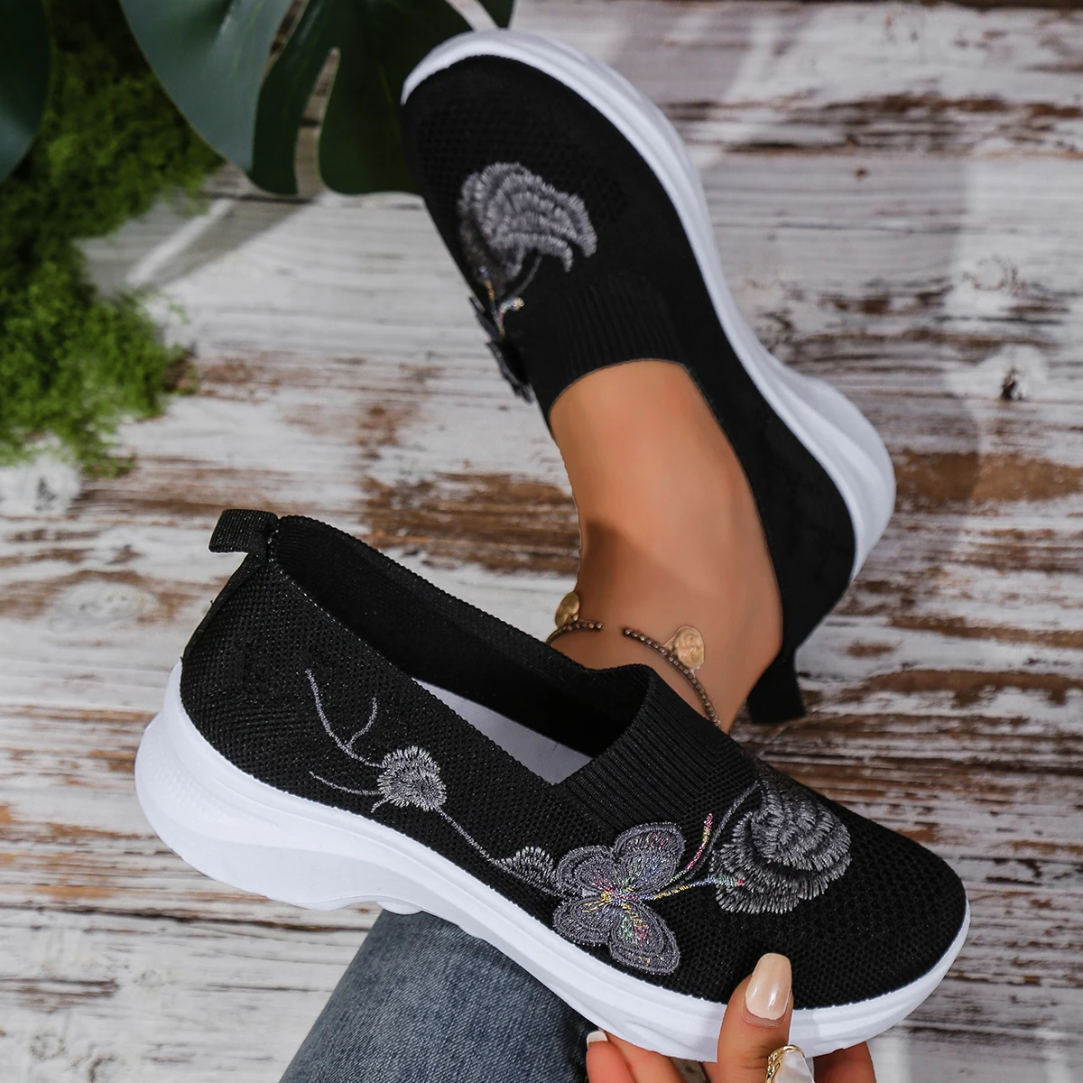 Women's Shoes Women's Single Embroidered Shoes Soft Breathable Work Footwear Comfortable Design for Professional Environments
Women's Shoes Women's Single Embroidered Shoes Soft Breathable Work Footwear Comfortable Design for Professional Environments