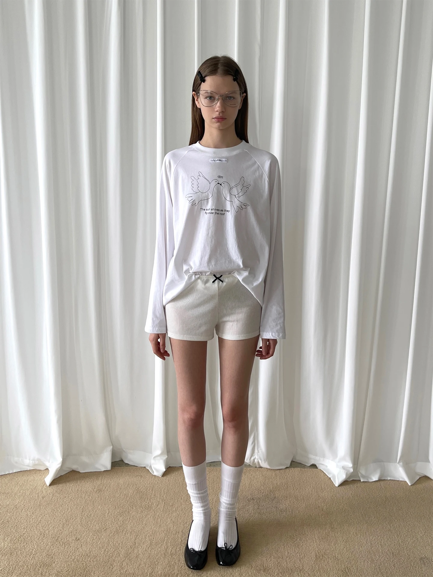 Белая футболка с принтом и логотипом, повседневная, свободного кроя, из хлопка, женская, весенне-летняя коллекция
Белая футболка с принтом и логотипом, повседневная, свободного кроя, из хлопка, женская, весенне-летняя коллекция