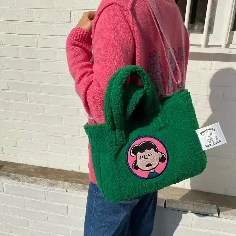 Autumn and winter Snoopy embroidered messenger bag handbag casual fashion shoulder bag large capacity tote bag
Autumn and winter Snoopy embroidered messenger bag handbag casual fashion shoulder bag large capacity tote bag