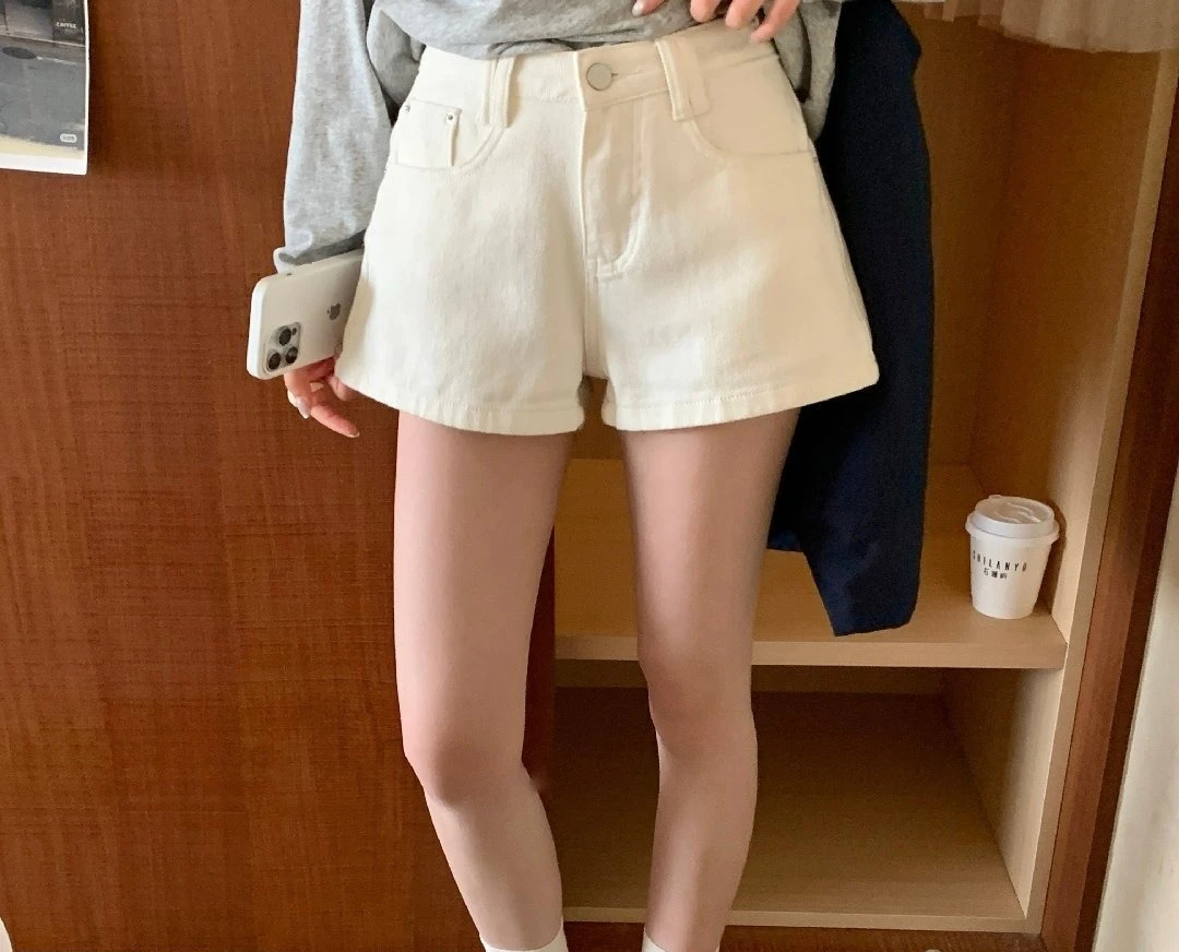 White Denim Shorts Women's Spring New High Waisted Slimming Loose A-line Wide Leg Hot Pants
White Denim Shorts Women's Spring New High Waisted Slimming Loose A-line Wide Leg Hot Pants