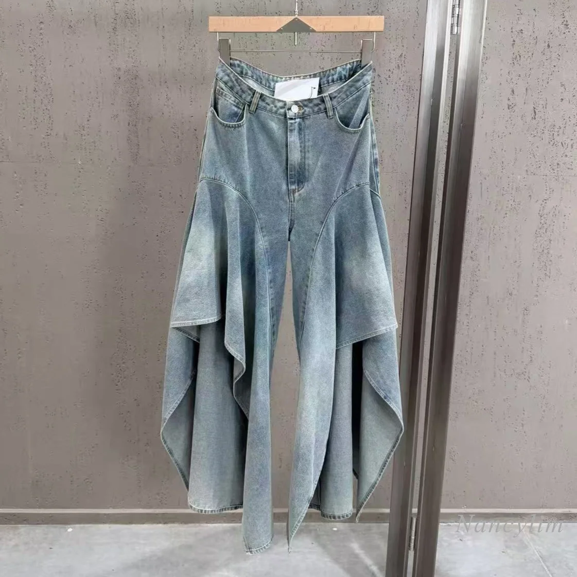 Women's Irregular Hem Jeans, 2026 New Retro Denim High-waisted Wide-leg Trousers with Ruffle Hem and Distressed Detailing
Women's Irregular Hem Jeans, 2026 New Retro Denim High-waisted Wide-leg Trousers with Ruffle Hem and Distressed Detailing