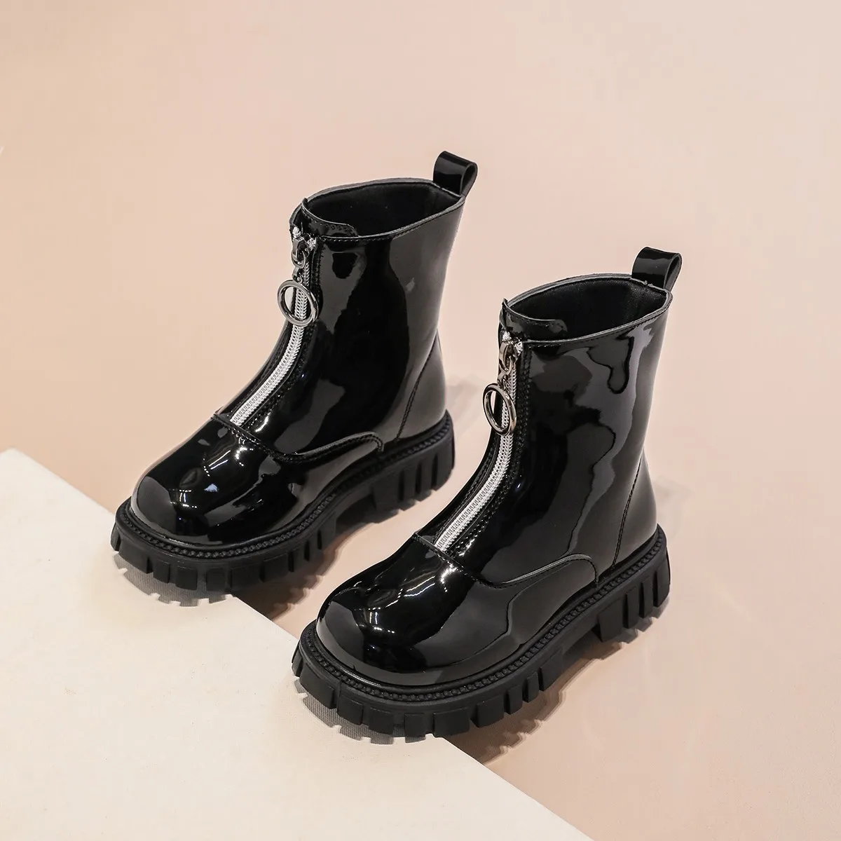 Детские глянцевые кожаные ботинки для девочек, новинка 2024, осенне-зимние детские ботильоны, нескользящие простые классические ботинки для рождественской вечеринки для девочек
Детские глянцевые кожаные ботинки для девочек, новинка 2024, осенне-зимние детские ботильоны, нескользящие простые классические ботинки для рождественской вечеринки для девочек