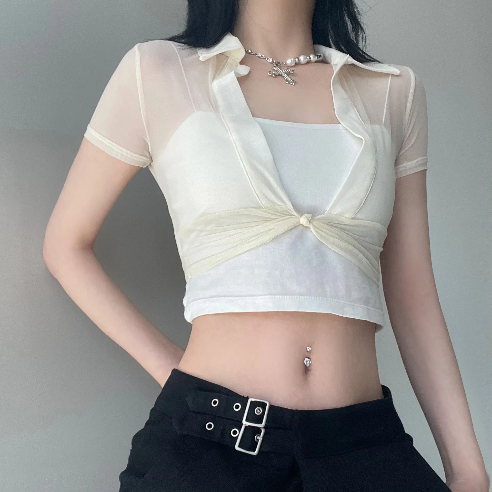 Millennium Spicy Girl Sexy Mesh Perspective Deep V-Neck Sleeved Top Purely Desired Twisted Micro Pleated White Open Navel Ultra
Millennium Spicy Girl Sexy Mesh Perspective Deep V-Neck Sleeved Top Purely Desired Twisted Micro Pleated White Open Navel Ultra