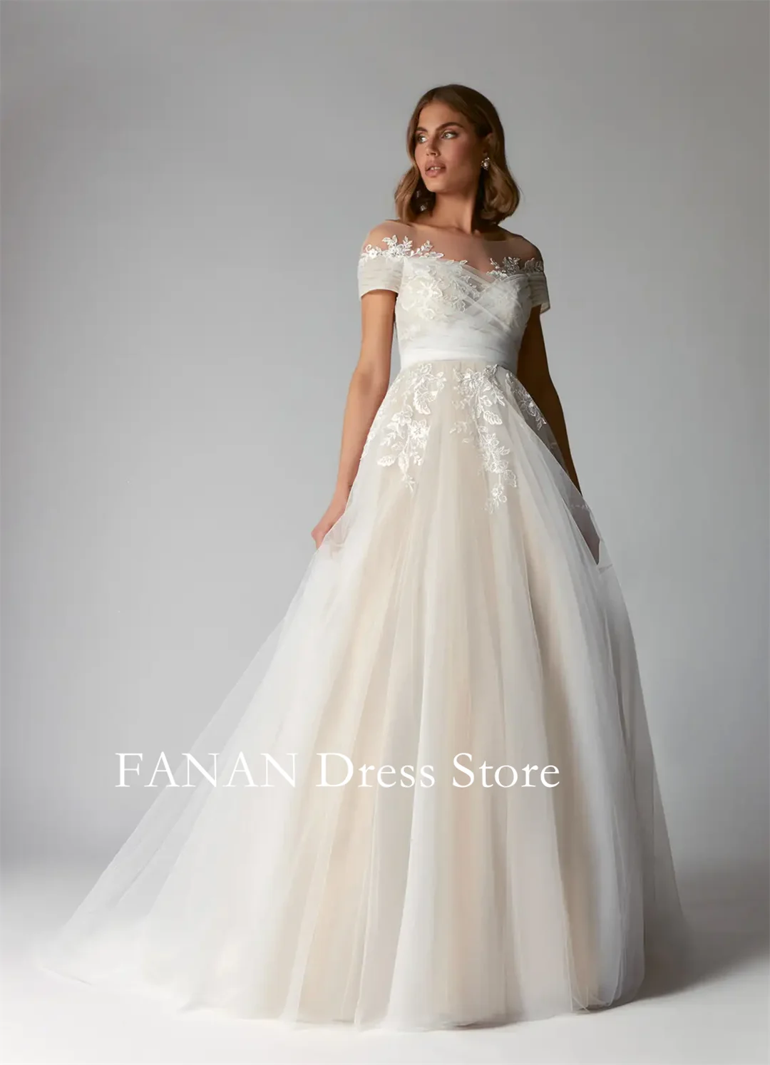 Fanan Diamond White Customized A-Line Illusion Off-The-Shouler Lace Tulle Wedding Gown Elegant Wedding Dresses without Sleeves
Fanan Diamond White Customized A-Line Illusion Off-The-Shouler Lace Tulle Wedding Gown Elegant Wedding Dresses without Sleeves