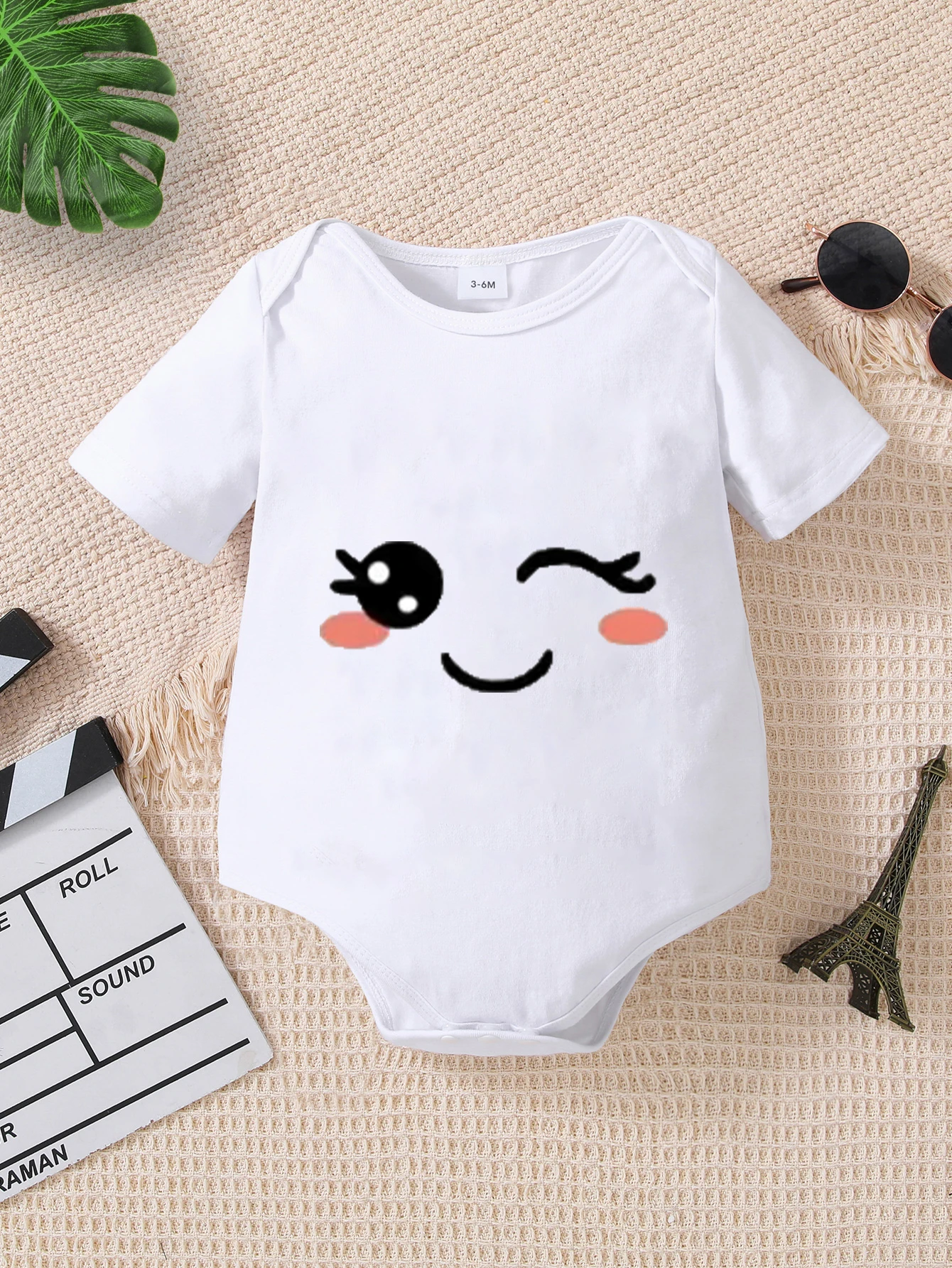 New summer hot-selling white short-sleeved baby girl pattern playful smiley face jumpsuit crawling clothes
New summer hot-selling white short-sleeved baby girl pattern playful smiley face jumpsuit crawling clothes