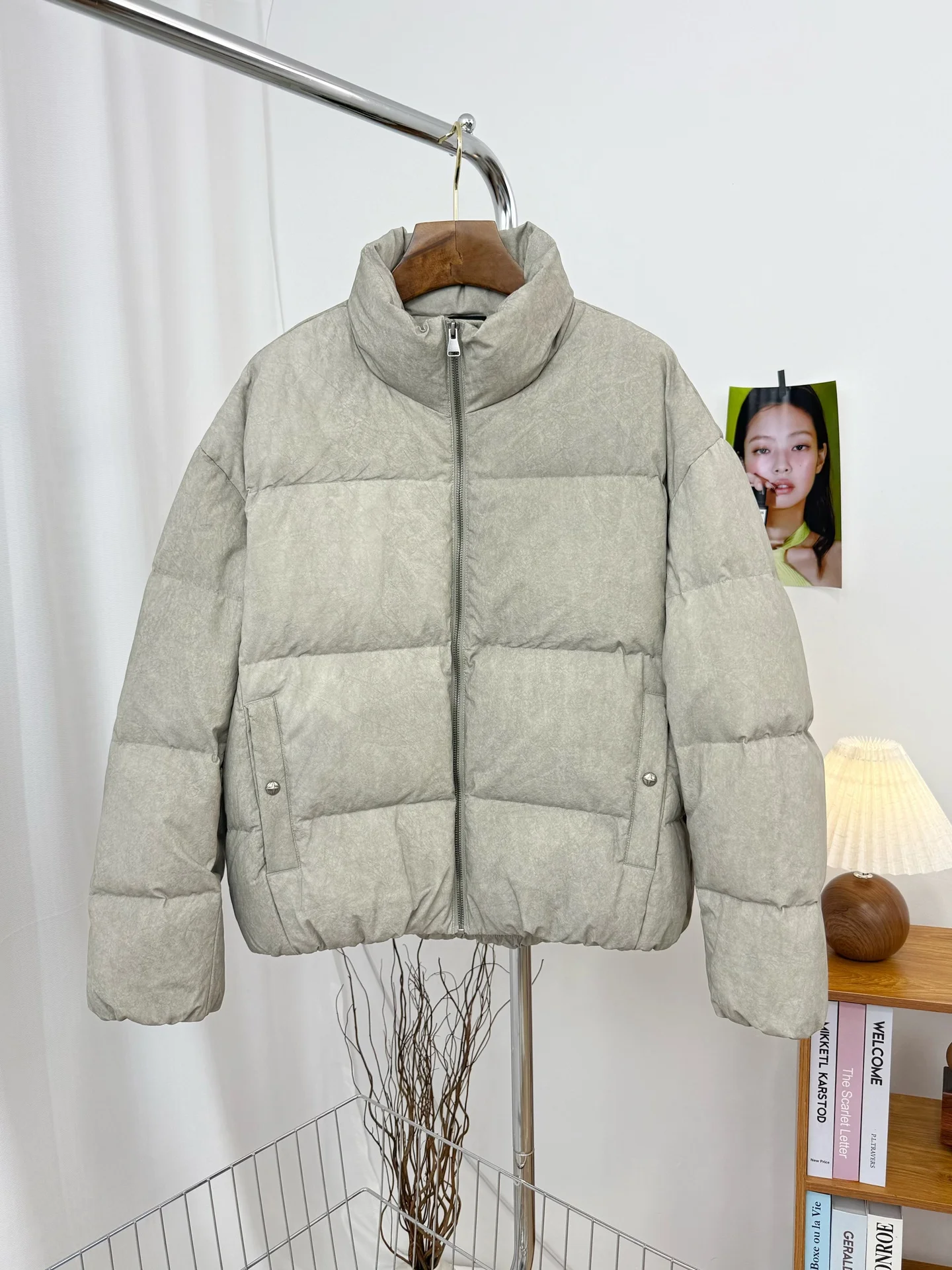 Японская утепленная белая пуховая куртка свободного кроя с воротником-стойкой, новинка зимы, теплая верхняя одежда для пар
Японская утепленная белая пуховая куртка свободного кроя с воротником-стойкой, новинка зимы, теплая верхняя одежда для пар