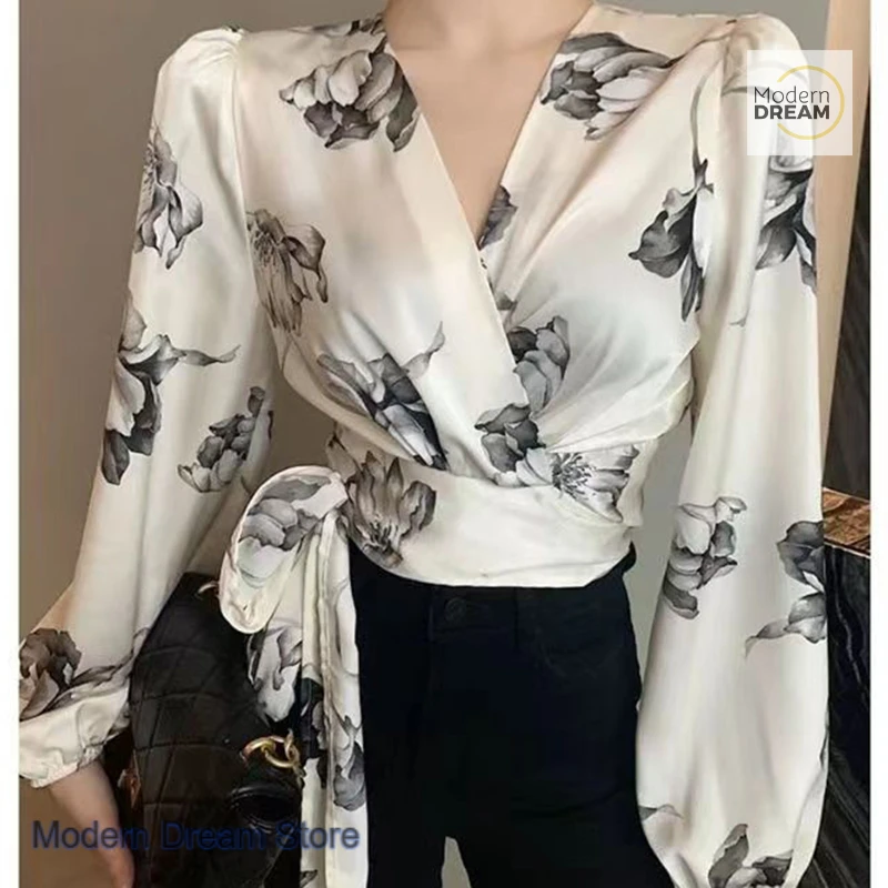 Korean design sense niche lace cross V-neck floral shirt women's spring and autumn new long-sleeved short blouse cardigan
Korean design sense niche lace cross V-neck floral shirt women's spring and autumn new long-sleeved short blouse cardigan