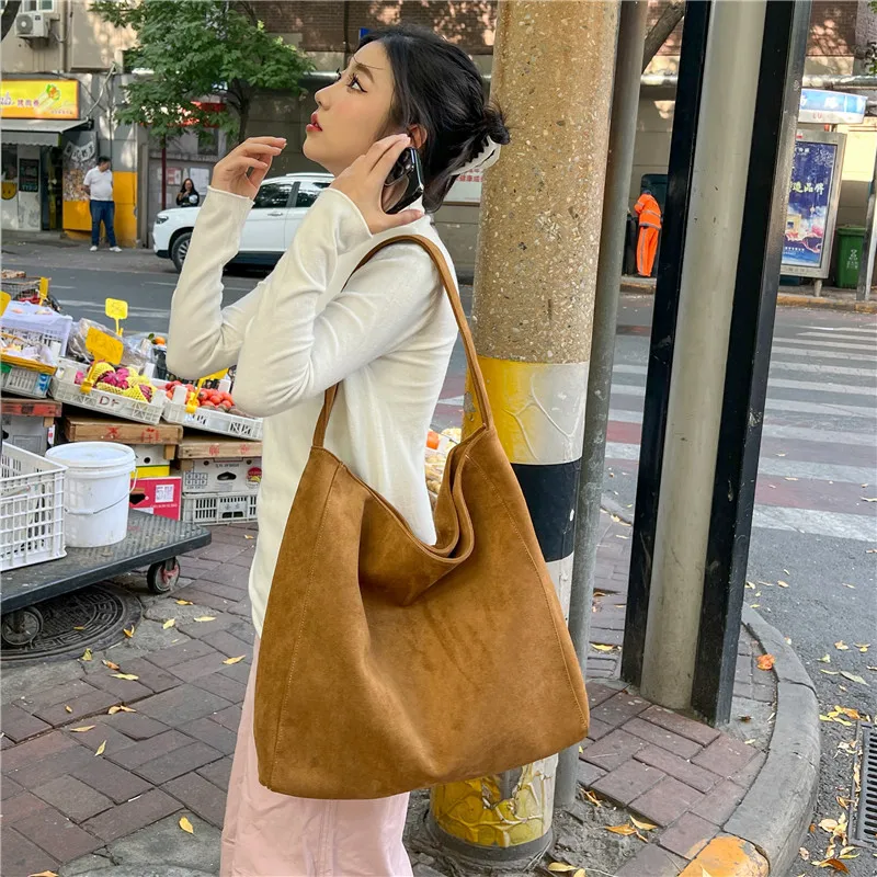 Large-capacity frosted suede tote bag for autumn and winter commuting, large-capacity retro single-shoulder women's bag
Large-capacity frosted suede tote bag for autumn and winter commuting, large-capacity retro single-shoulder women's bag