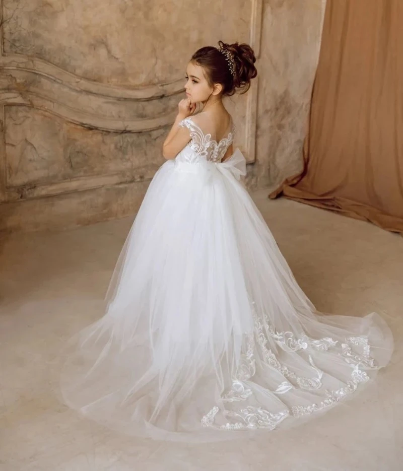 Wedding Train Flower Girls Dress Illusion Appliques O-Neck Sheer Back Sleeveless Party Gowns Bow Empire Tulle Floor-Length Dress
Wedding Train Flower Girls Dress Illusion Appliques O-Neck Sheer Back Sleeveless Party Gowns Bow Empire Tulle Floor-Length Dress