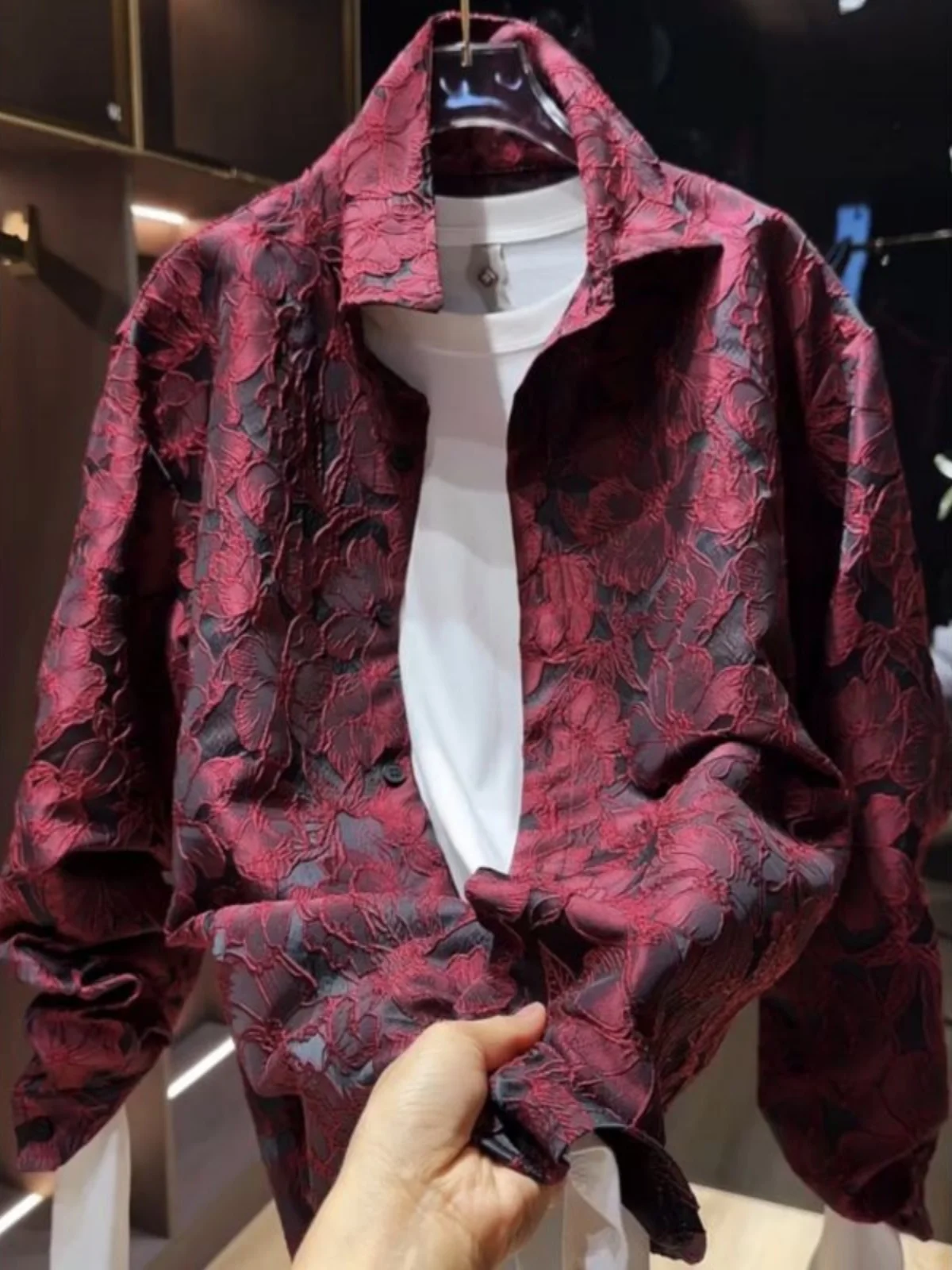 Мужская рубашка с длинным рукавом и цветочным узором, роскошная плиссированная куртка, модная одежда для защиты от солнца
Мужская рубашка с длинным рукавом и цветочным узором, роскошная плиссированная куртка, модная одежда для защиты от солнца