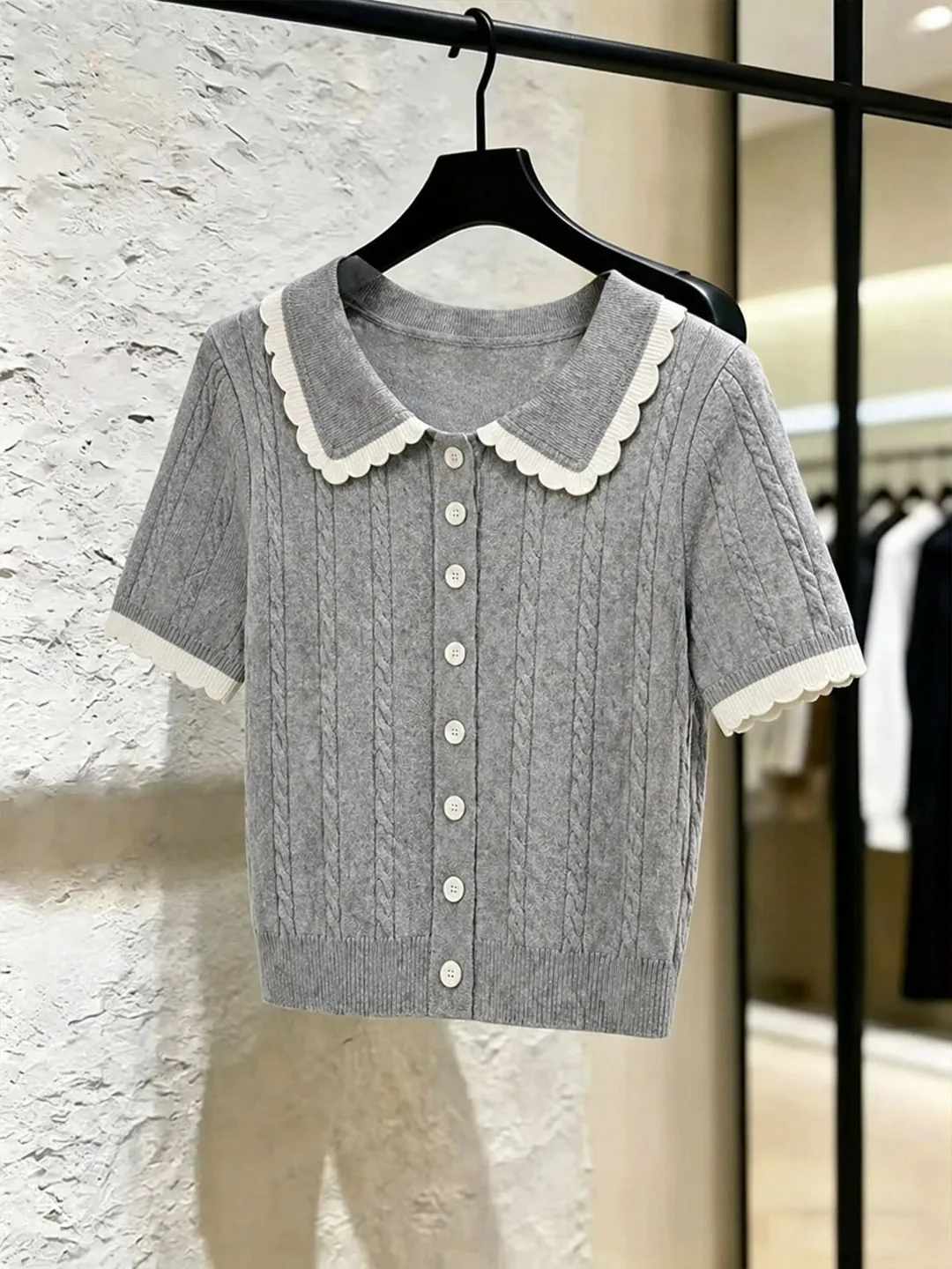 Commute Style Short Sleeve Color Block Knitwear Doll Collar Single Button Women's Shirt Korean Version Straight Cut Silk Top
Commute Style Short Sleeve Color Block Knitwear Doll Collar Single Button Women's Shirt Korean Version Straight Cut Silk Top