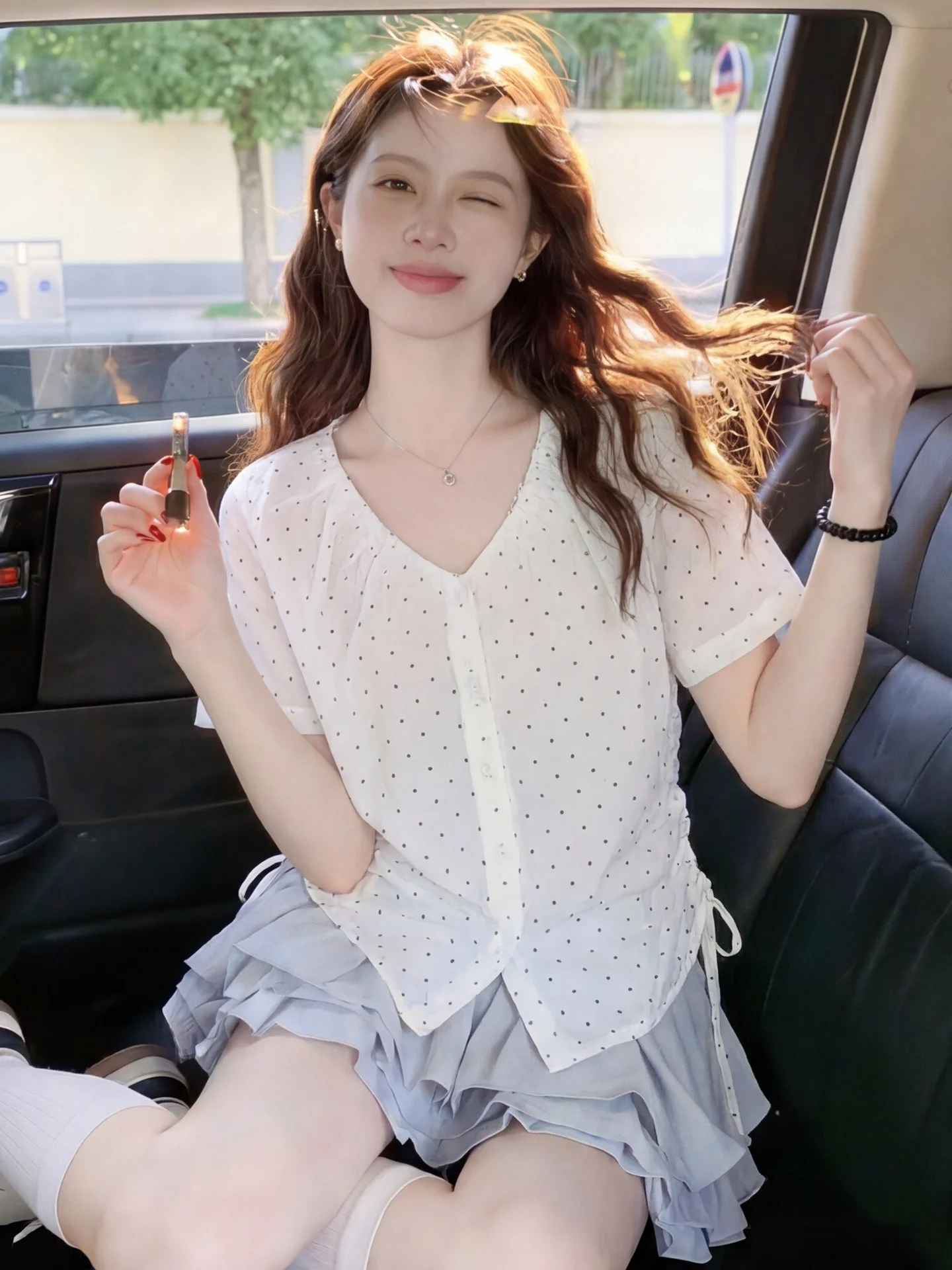 White V-Neck Short Sleeve Bubble Sleeve Shirt Women's Summer New Unique Beautiful Slim Polka Dot Drawstring Single Button Top
White V-Neck Short Sleeve Bubble Sleeve Shirt Women's Summer New Unique Beautiful Slim Polka Dot Drawstring Single Button Top