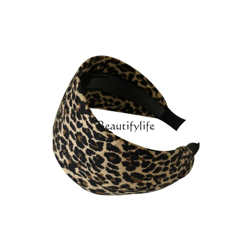 Wide edged women's high-end and stylish Western style headband style retro pressed hair wash headband
Wide edged women's high-end and stylish Western style headband style retro pressed hair wash headband