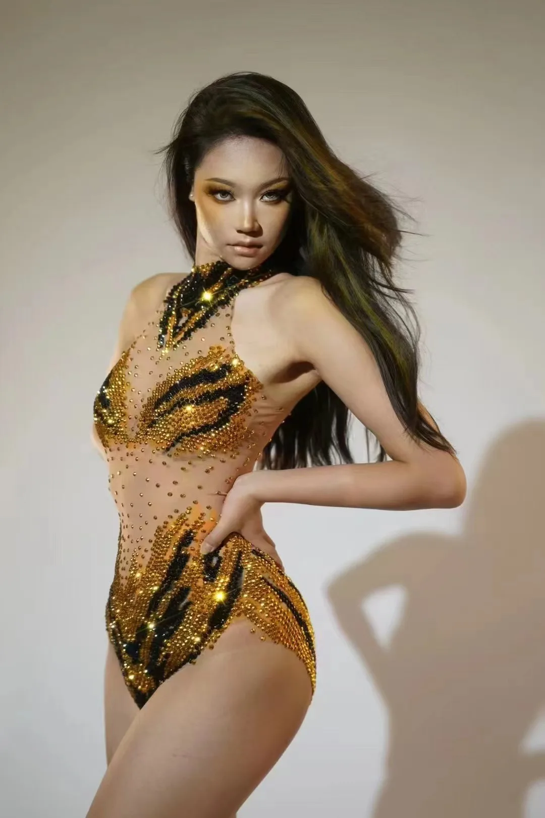Новые сексуальные обтягивающие цельные трусы Golden Fine Diamond, одежда для выступлений будущего воина, женская групповая одежда для пения
Новые сексуальные обтягивающие цельные трусы Golden Fine Diamond, одежда для выступлений будущего воина, женская групповая одежда для пения