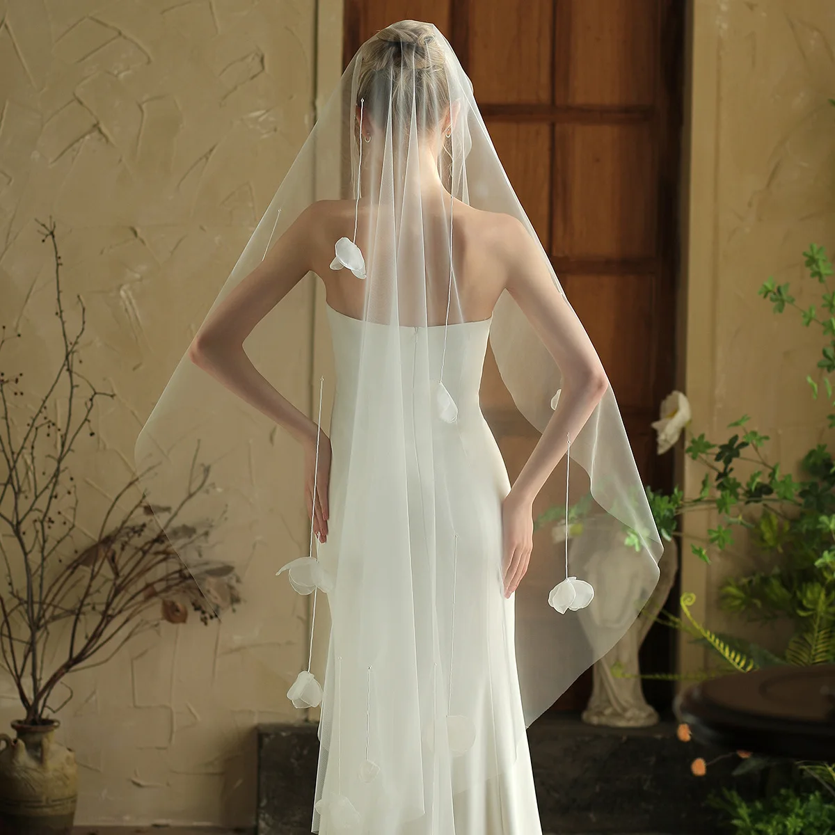 V389 New Model Heavy Handmade Beaded Floral Bridal Veil with Burnt Edges, Single-Layer Wedding Photography Sample Styling Headpiece
V389 New Model Heavy Handmade Beaded Floral Bridal Veil with Burnt Edges, Single-Layer Wedding Photography Sample Styling Headpiece