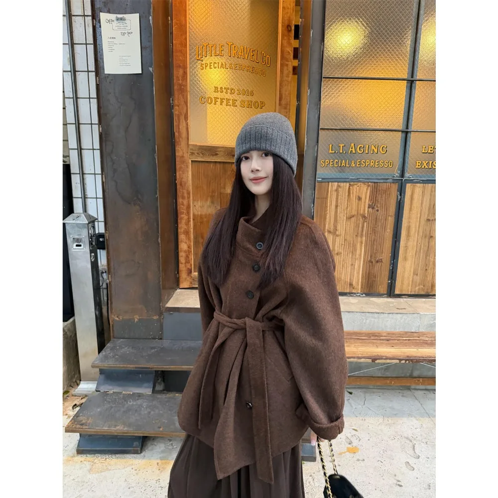 SuperAen шерстяное пальто с воротником-стойкой и шнурком для женщин, средней длины, зима 2026, новые утолщенные повседневные пальто в корейском стиле
SuperAen шерстяное пальто с воротником-стойкой и шнурком для женщин, средней длины, зима 2026, новые утолщенные повседневные пальто в корейском стиле