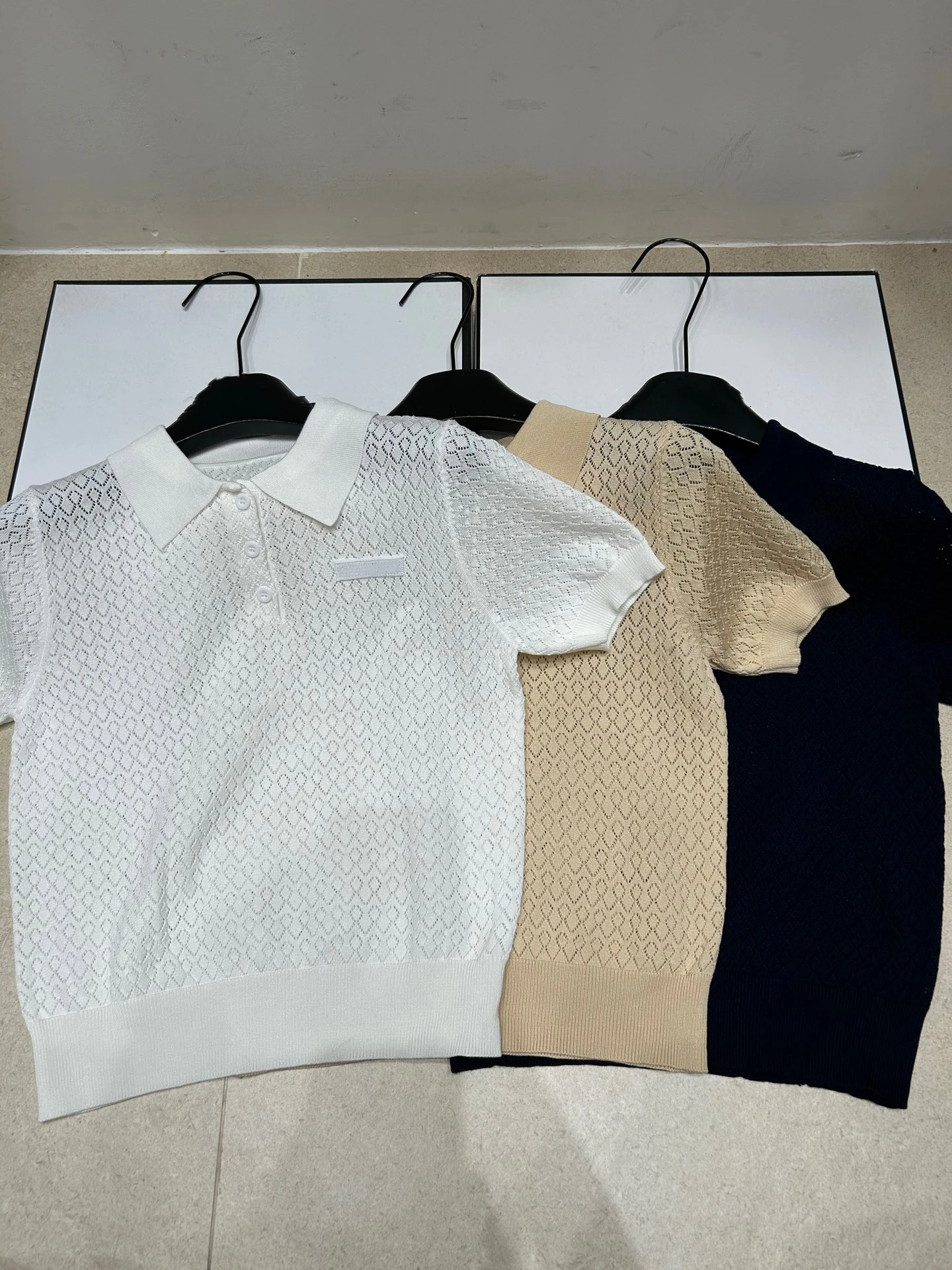 VIBE Summer New Neck Short Sleeve Knitted Shirt Women Hollow Breathable Texture Button Thin Versatile Top Ladies Fashion
VIBE Summer New Neck Short Sleeve Knitted Shirt Women Hollow Breathable Texture Button Thin Versatile Top Ladies Fashion