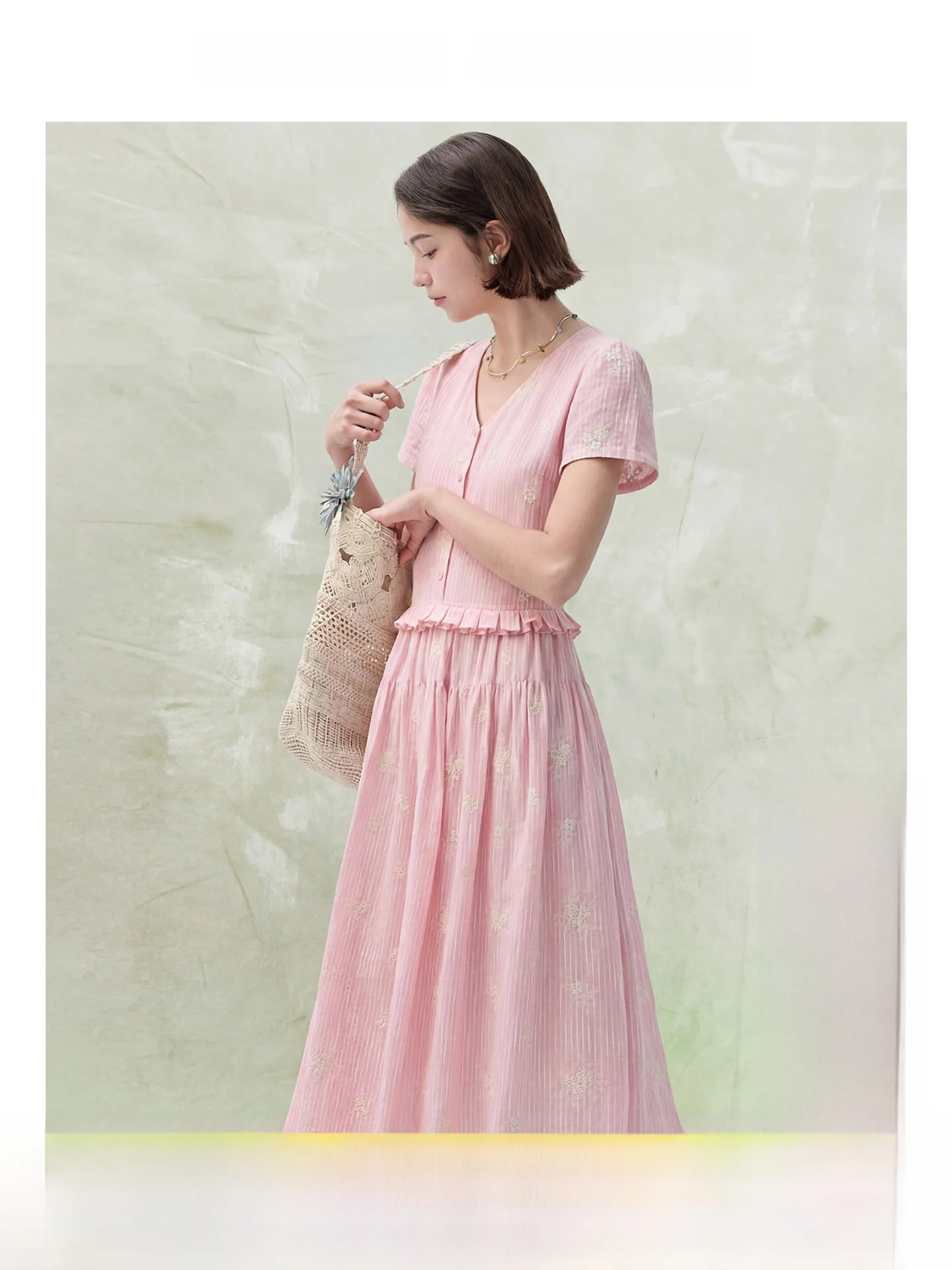 plus Size Women's V-neck Dress Embroidered Skirt Summer Slimming Long Dress Breathable Comfortable A-line Silhouette Short Sl...
plus Size Women's V-neck Dress Embroidered Skirt Summer Slimming Long Dress Breathable Comfortable A-line Silhouette Short Sl...