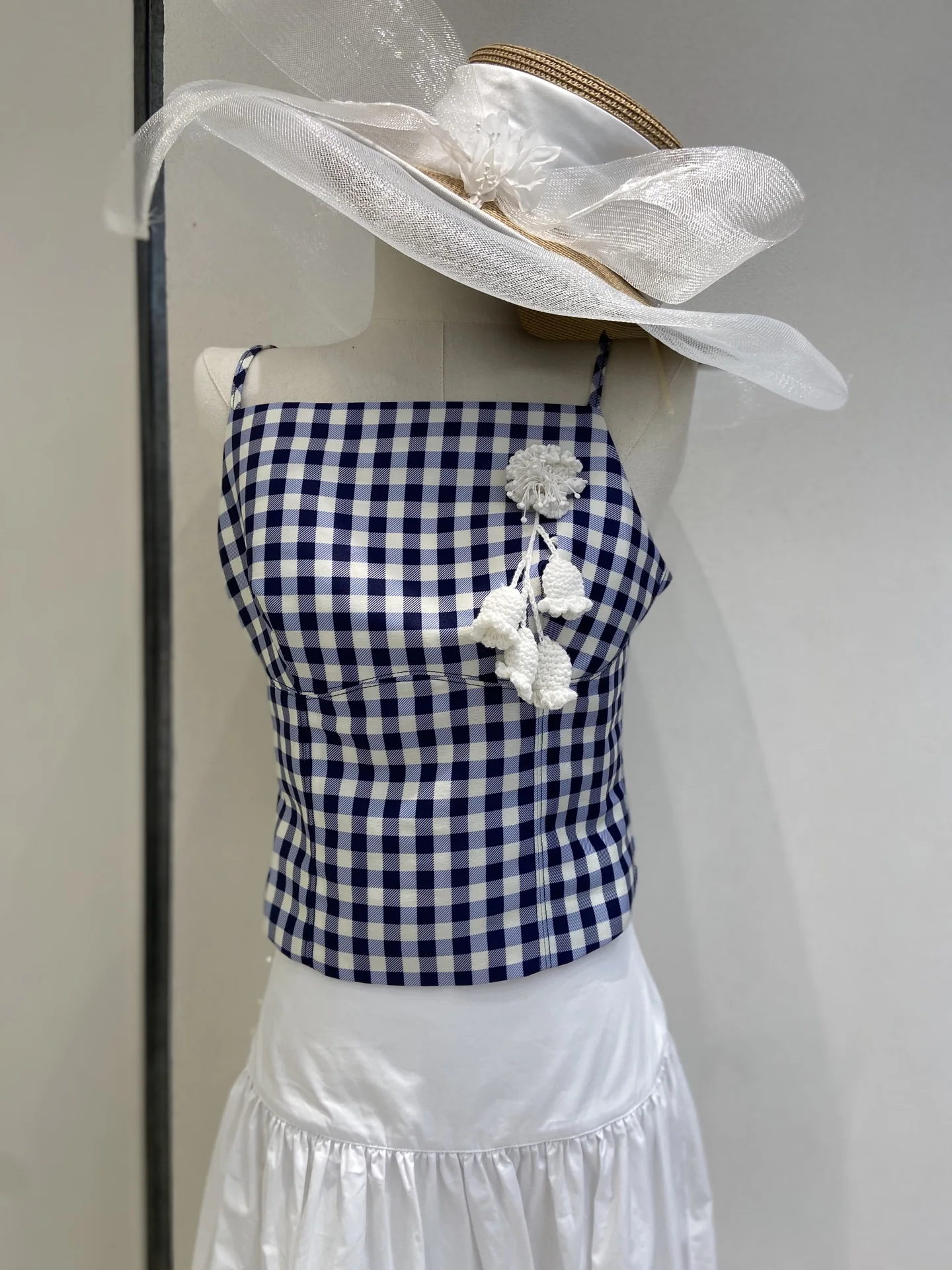 Blue plaid three-dimensional applique camisole Vest temperament elegant smocked women's tops 2025 summer new
Blue plaid three-dimensional applique camisole Vest temperament elegant smocked women's tops 2025 summer new