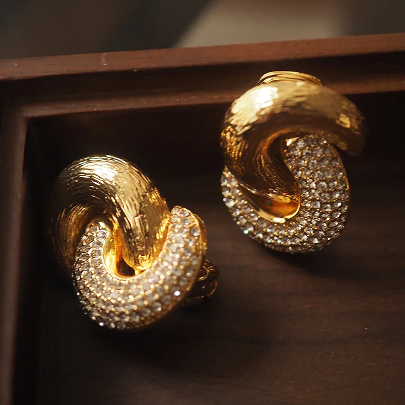 Vintage Twist Clip on Earrings No Piercing Retro Jewelry for Women, Fashionable and Creative Clip Earrings
Vintage Twist Clip on Earrings No Piercing Retro Jewelry for Women, Fashionable and Creative Clip Earrings