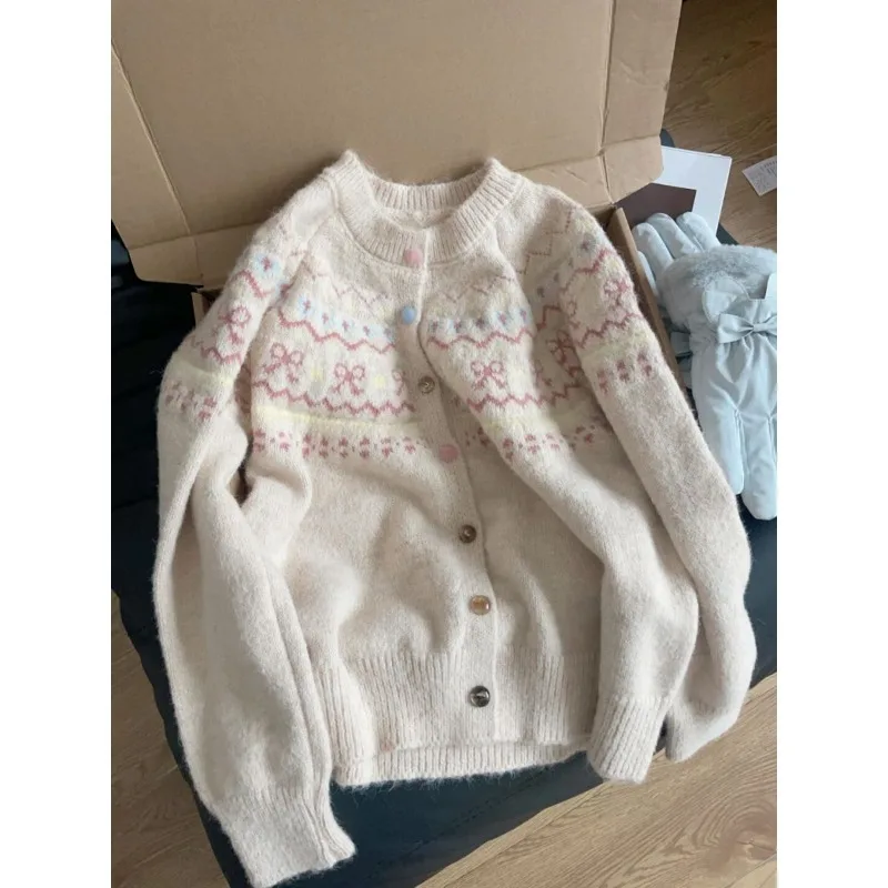 Korean Version of Spring Jacquard Knitted Cardigan for Women Loose Short Lazy Style Top Autumn and Winter New Sweater Jacket
Korean Version of Spring Jacquard Knitted Cardigan for Women Loose Short Lazy Style Top Autumn and Winter New Sweater Jacket