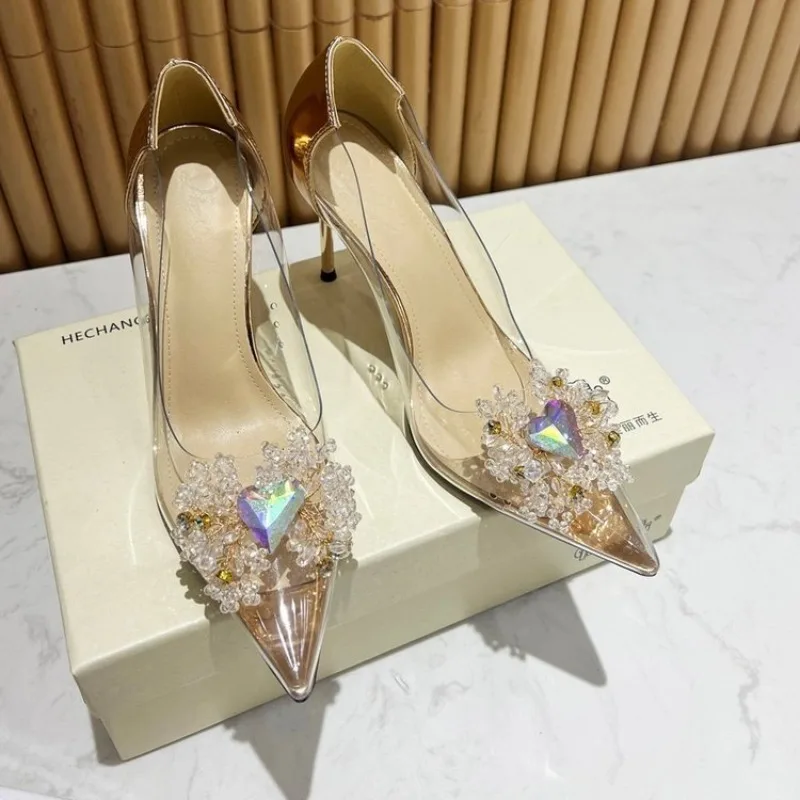 2026 New Fine Heel Pointy Diamond Pumps Pearl Wedding Shoes Sparkles Baotou High-heeled Sandals
2026 New Fine Heel Pointy Diamond Pumps Pearl Wedding Shoes Sparkles Baotou High-heeled Sandals