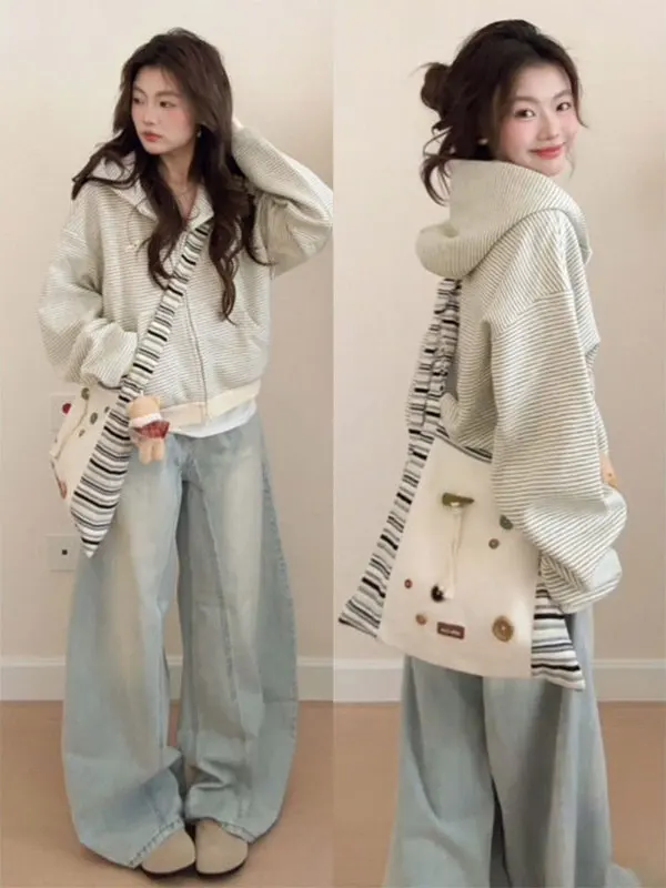 Новая женская зимняя повседневная кофта-кардиган в полоску с капюшоном, свободного кроя, с длинными рукавами, в корейском стиле, коллекция 2026
Новая женская зимняя повседневная кофта-кардиган в полоску с капюшоном, свободного кроя, с длинными рукавами, в корейском стиле, коллекция 2026