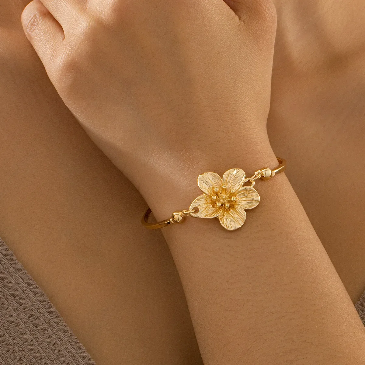 New Fashion 5 Petal Exquisite Flower Bracelet Personalized Versatile Women's Petal Bracelet Festival Party Girl 2025 Jewelry
New Fashion 5 Petal Exquisite Flower Bracelet Personalized Versatile Women's Petal Bracelet Festival Party Girl 2025 Jewelry