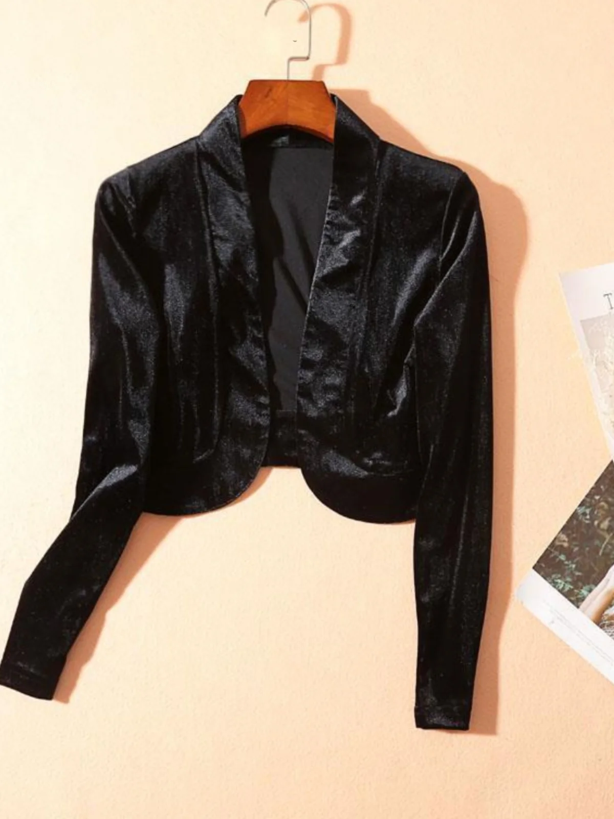 Золотистая бархатная женская куртка 2023 года, новая зимняя модель в стиле французского шика, укороченная, с подплечниками, большие размеры
Золотистая бархатная женская куртка 2023 года, новая зимняя модель в стиле французского шика, укороченная, с подплечниками, большие размеры