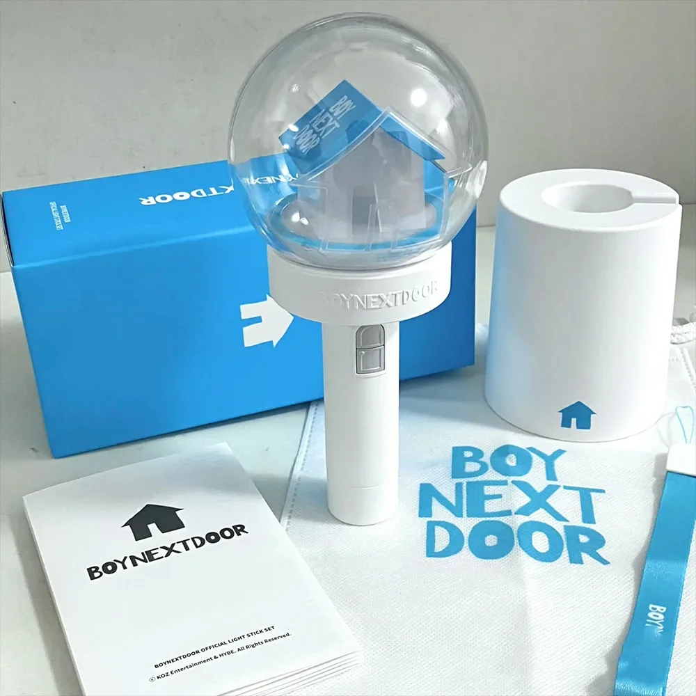 Kpop BOYNEXTDOOR Lightstick Fan Concert House Shaoe Светодиодный ручной светильник SUNGHO RIWOO LEEHAN BBNEXDO Коллекция фанатов
Kpop BOYNEXTDOOR Lightstick Fan Concert House Shaoe Светодиодный ручной светильник SUNGHO RIWOO LEEHAN BBNEXDO Коллекция фанатов