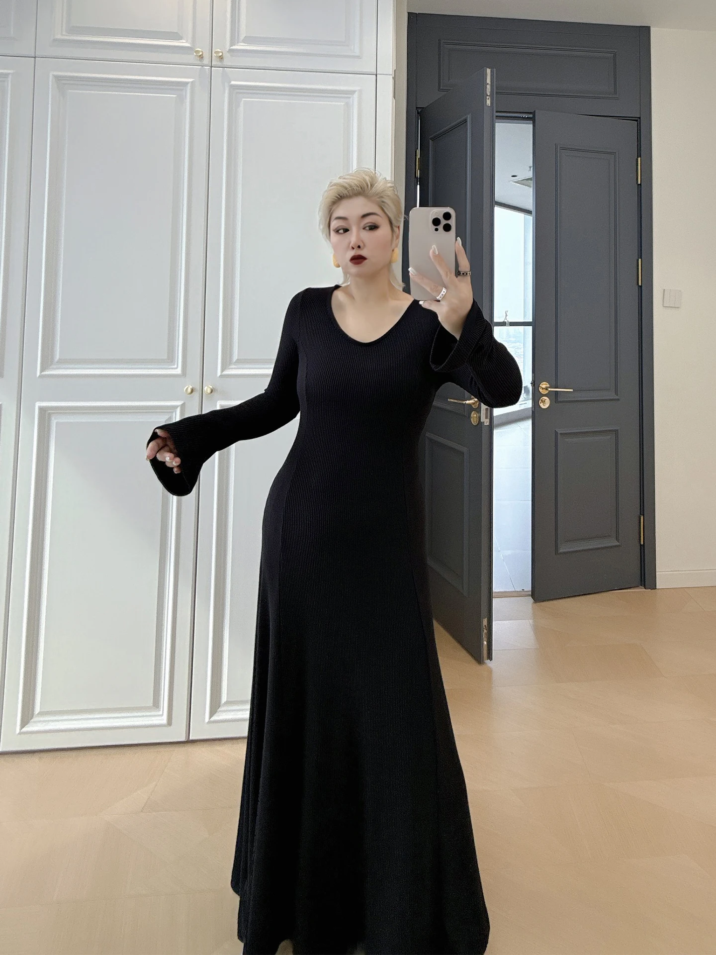 Женское трикотажное платье больших размеров с V-образным вырезом, рукавами-колокол, завышенной талией, длинное, для повседневной носки, осень-зима
Женское трикотажное платье больших размеров с V-образным вырезом, рукавами-колокол, завышенной талией, длинное, для повседневной носки, осень-зима