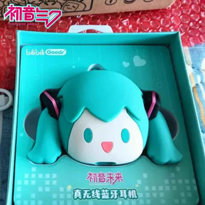 Подлинные новые Hatsune Miku аниме мультфильм беспроводные Bluetooth наушники набор милый силиконовый защитный чехол полувкладыши рождественские подарки
Подлинные новые Hatsune Miku аниме мультфильм беспроводные Bluetooth наушники набор милый силиконовый защитный чехол полувкладыши рождественские подарки