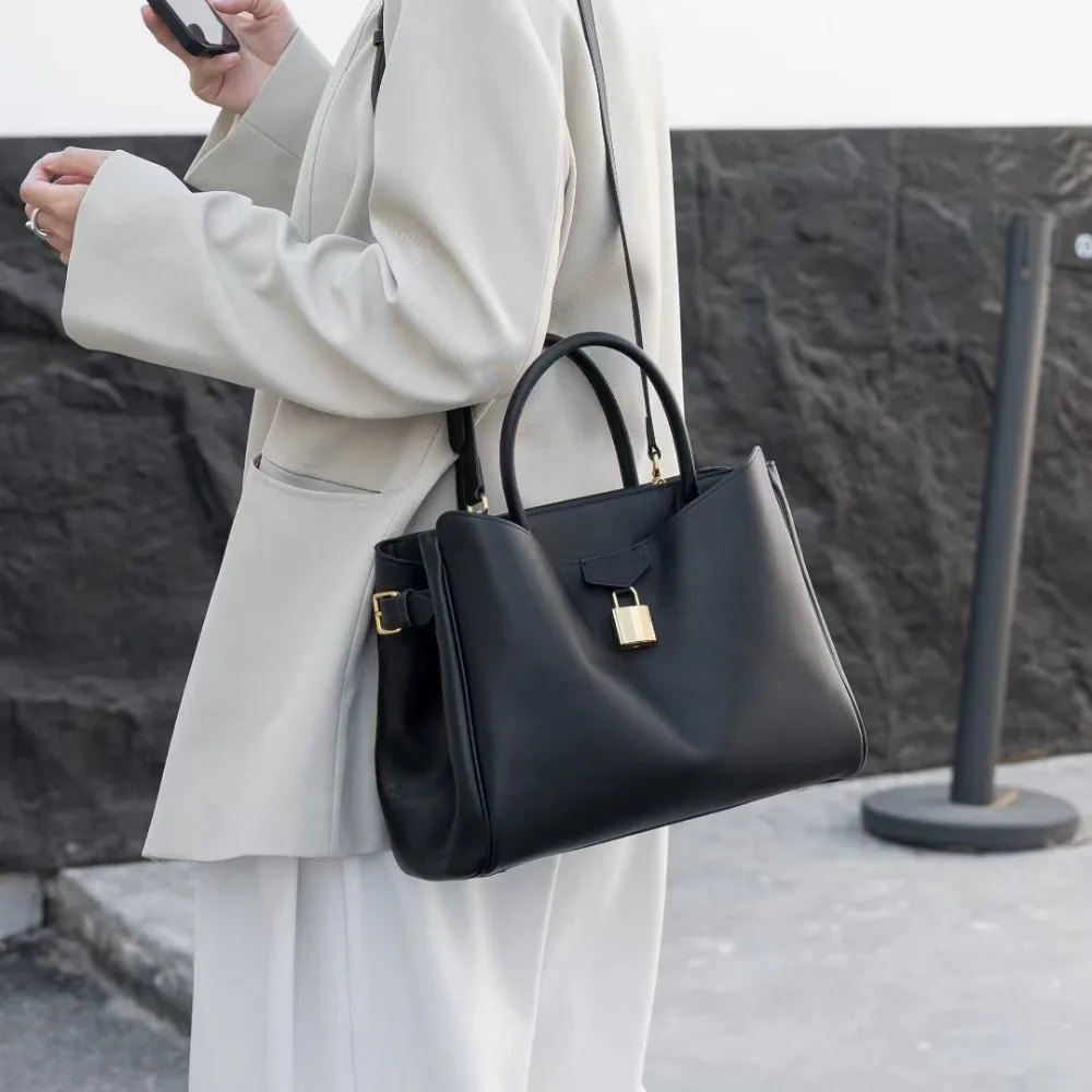 Новинка 2026: Классическая женская сумка из натуральной кожи высшего качества, вместительная, для повседневного использования, элегантная и универсальная.
Новинка 2026: Классическая женская сумка из натуральной кожи высшего качества, вместительная, для повседневного использования, элегантная и универсальная.