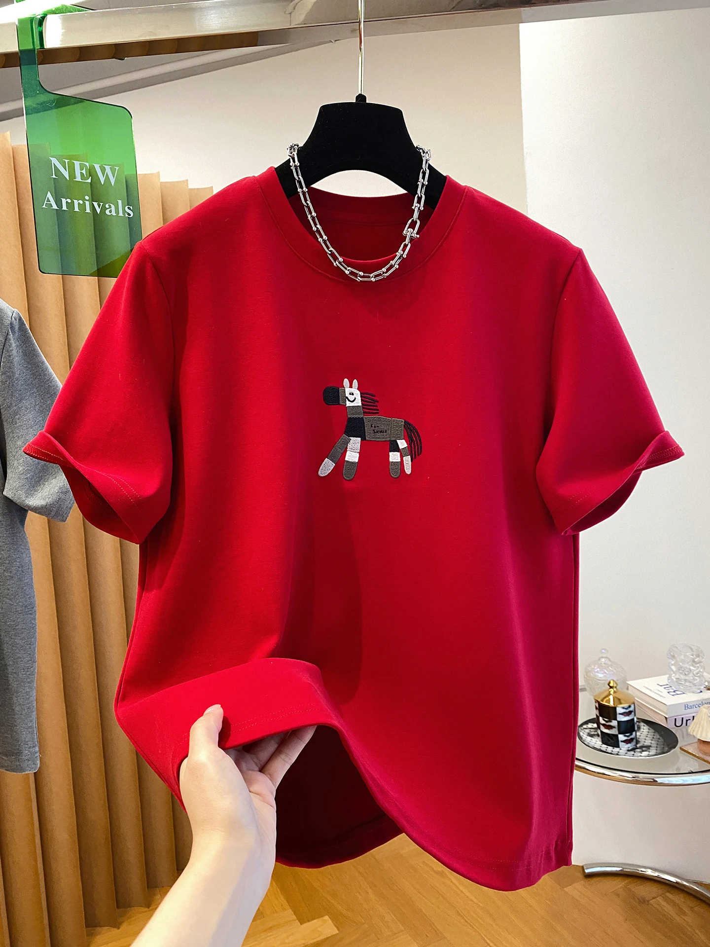 Red Embroidered Deer Velvet Short Sleeve T-Shirt Women's Base Shirt Inner Wear Vintage Loose Fit Winter Seasonal Casual Top
Red Embroidered Deer Velvet Short Sleeve T-Shirt Women's Base Shirt Inner Wear Vintage Loose Fit Winter Seasonal Casual Top