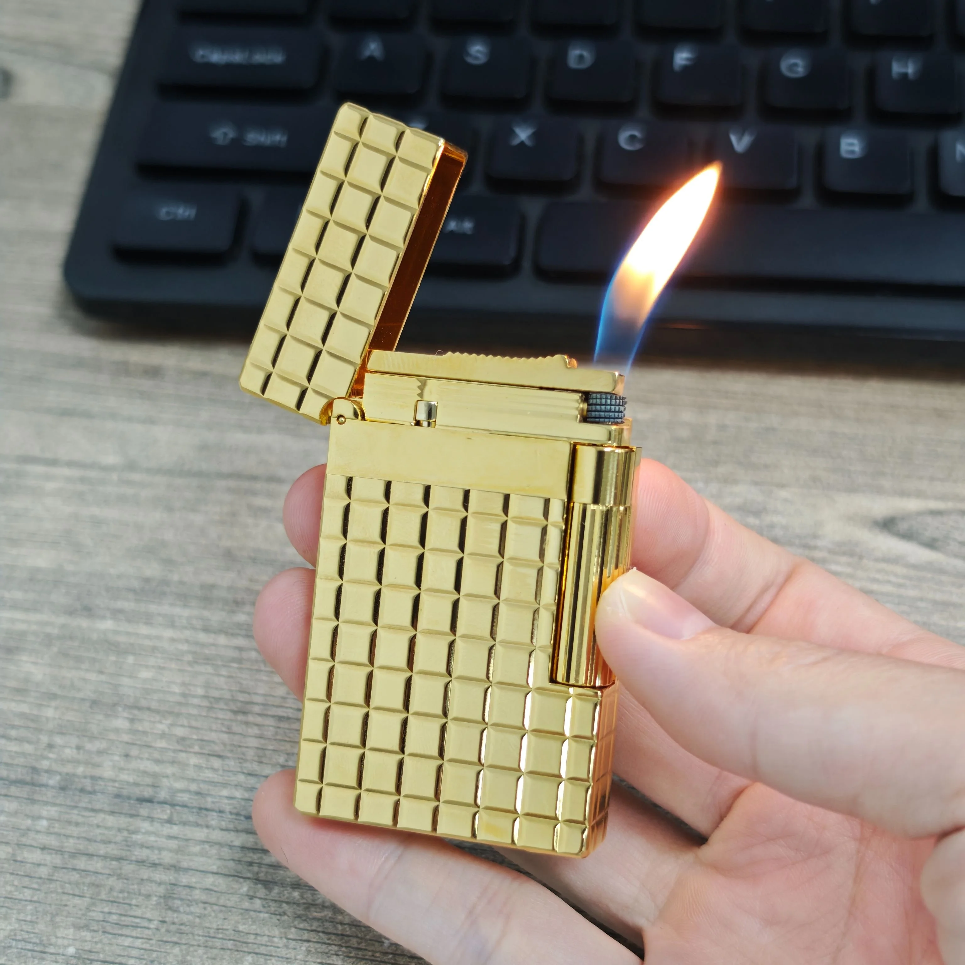 Lighter Lattice Gas Cigarette Ligne 2 Lighter Refillable Smoking Classic Ping Sound Cigar Outdoor Men Memorial Gift
Lighter Lattice Gas Cigarette Ligne 2 Lighter Refillable Smoking Classic Ping Sound Cigar Outdoor Men Memorial Gift