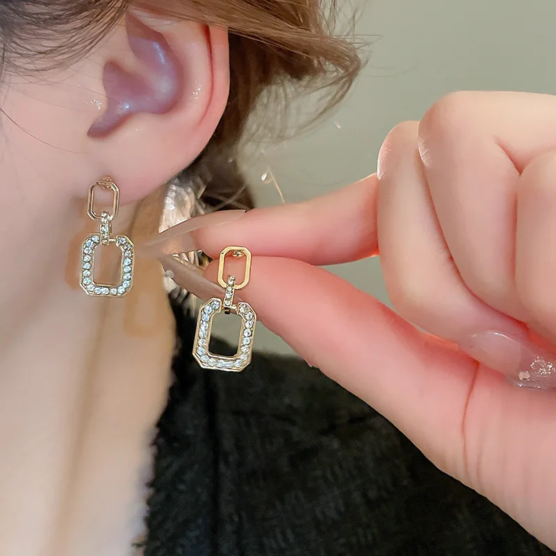 Silver Needle Inlaid Diamond Square Geometric Earrings Elegant Simple Spring New Stud Earrings Drop Earrings High-end Versatile
Silver Needle Inlaid Diamond Square Geometric Earrings Elegant Simple Spring New Stud Earrings Drop Earrings High-end Versatile