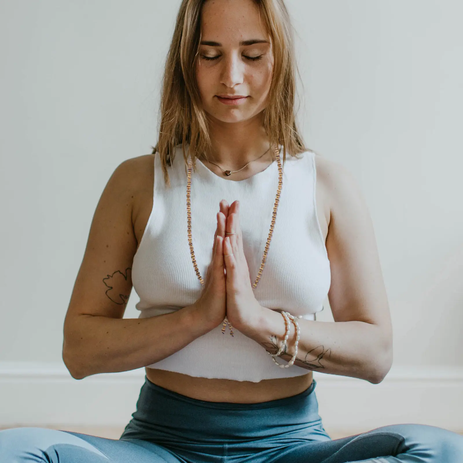 Изысканное ожерелье из деревянных бусин ручной работы: четки для медитации, успокоения ума и буддийских практик Дзен. Натуральное изделие.
Изысканное ожерелье из деревянных бусин ручной работы: четки для медитации, успокоения ума и буддийских практик Дзен. Натуральное изделие.