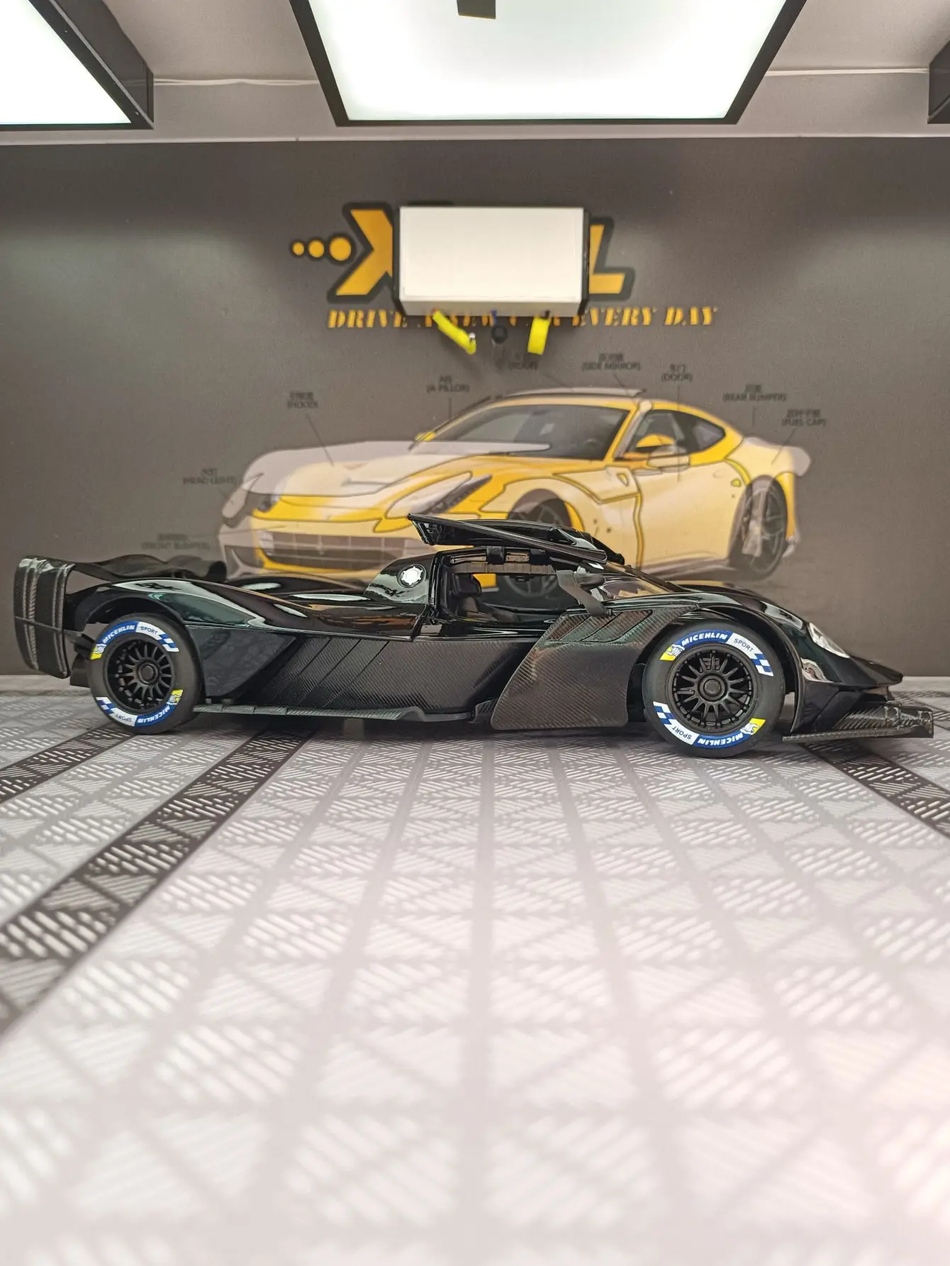 1:24 имитация Aston Martin Valkyrie, модель из сплава, суперкар, звуковая и световая игрушка, детский подарок 
1:24 имитация Aston Martin Valkyrie, модель из сплава, суперкар, звуковая и световая игрушка, детский подарок