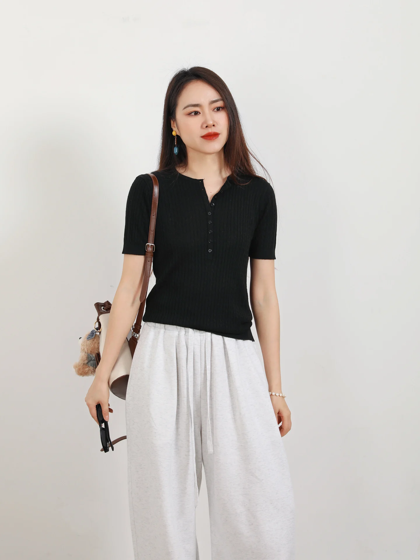 Slimming Knitted round Neck Short Sleeve Women's Top Comfortable Breathable Spring Summer Fashion Minimalist Style
Slimming Knitted round Neck Short Sleeve Women's Top Comfortable Breathable Spring Summer Fashion Minimalist Style