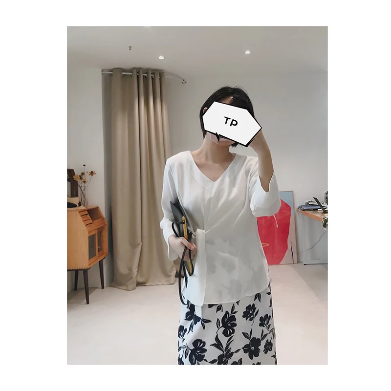 Легкая шелковая белая блузка Symphony of Sweetn с асимметричным вырезом на талии и V-образным вырезом для молодых профессиональных женщин
Легкая шелковая белая блузка Symphony of Sweetn с асимметричным вырезом на талии и V-образным вырезом для молодых профессиональных женщин